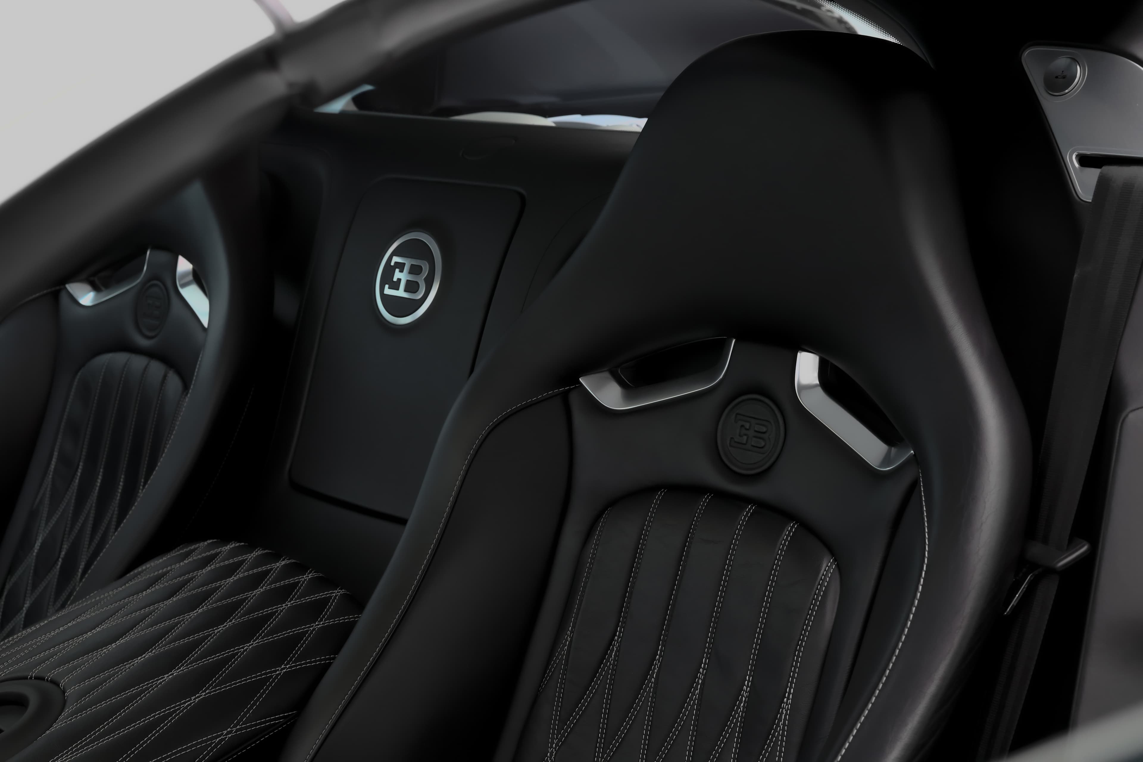 Admirez les surpiqûres sur le siège, un artisanat exceptionnel de la Bugatti 