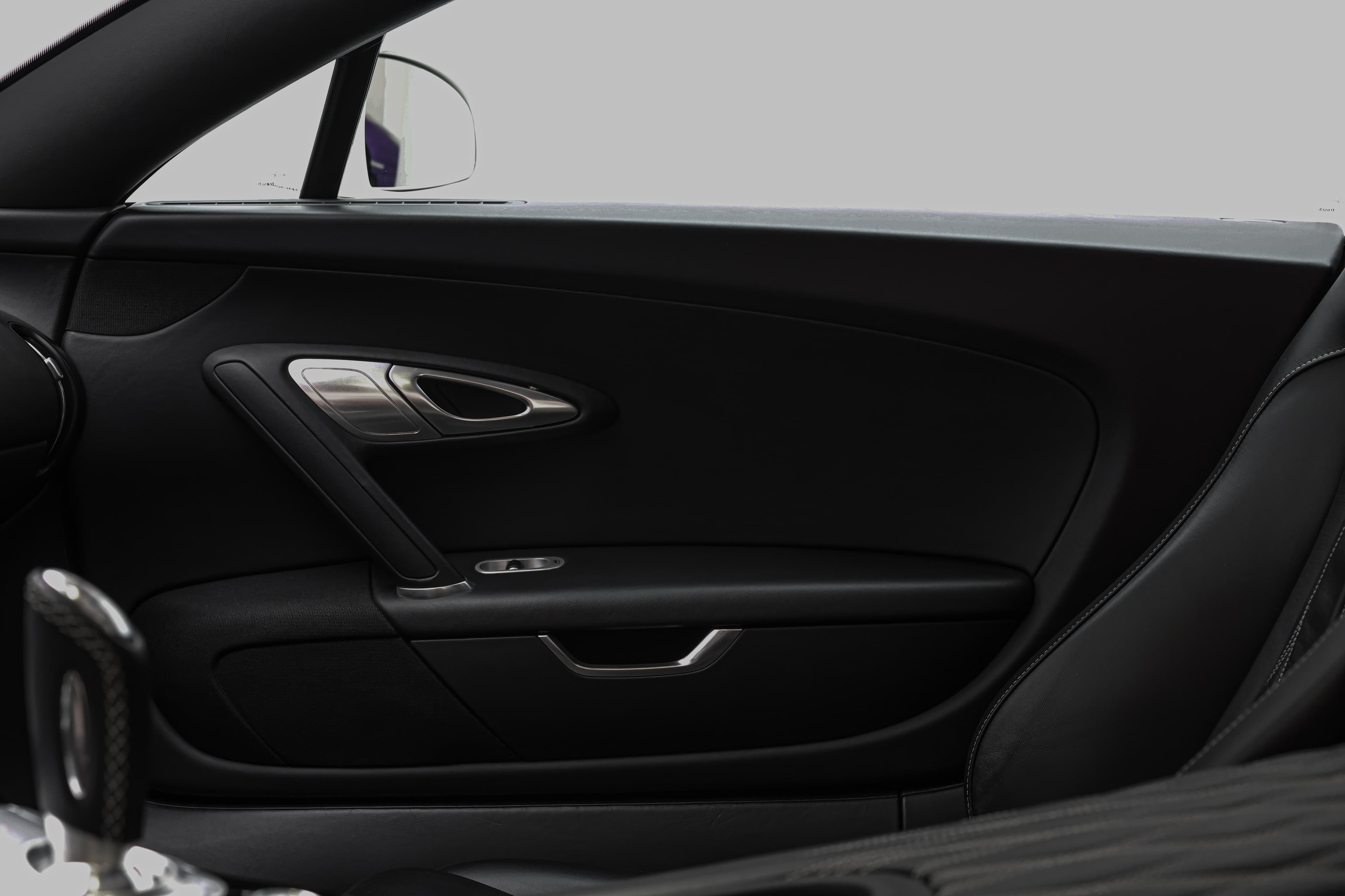 Intérieur de porte de la Bugatti Veyron luxe et sophistication à chaque détail