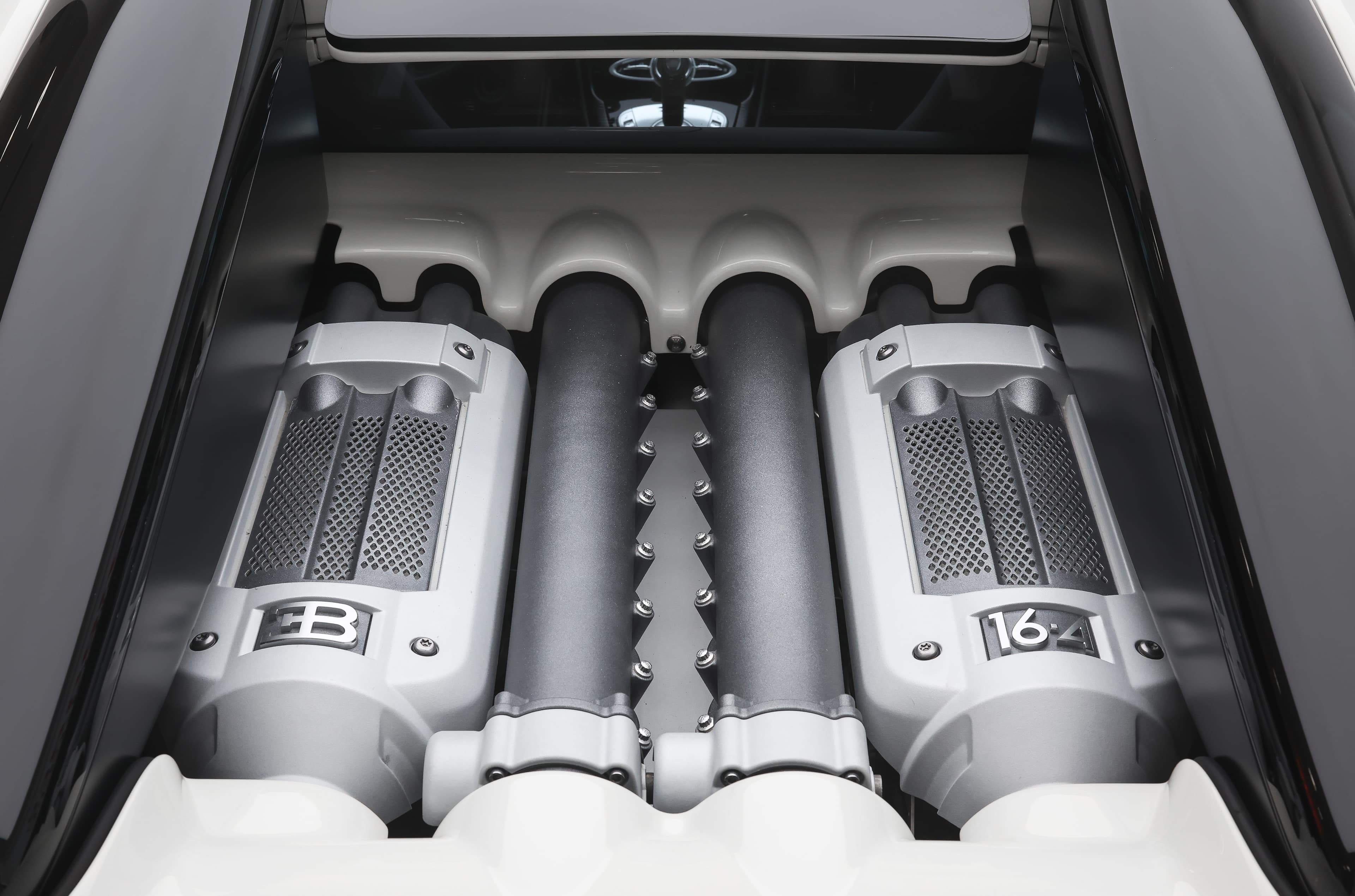 Découvrez le moteur W16 de la Bugatti Veyron, une pièce maîtresse d'ingénierie avec ses composants raffinés et sa puissance impressionnante de 1 001 chevaux, mettant en avant le savoir-faire exceptionnel de la marque.