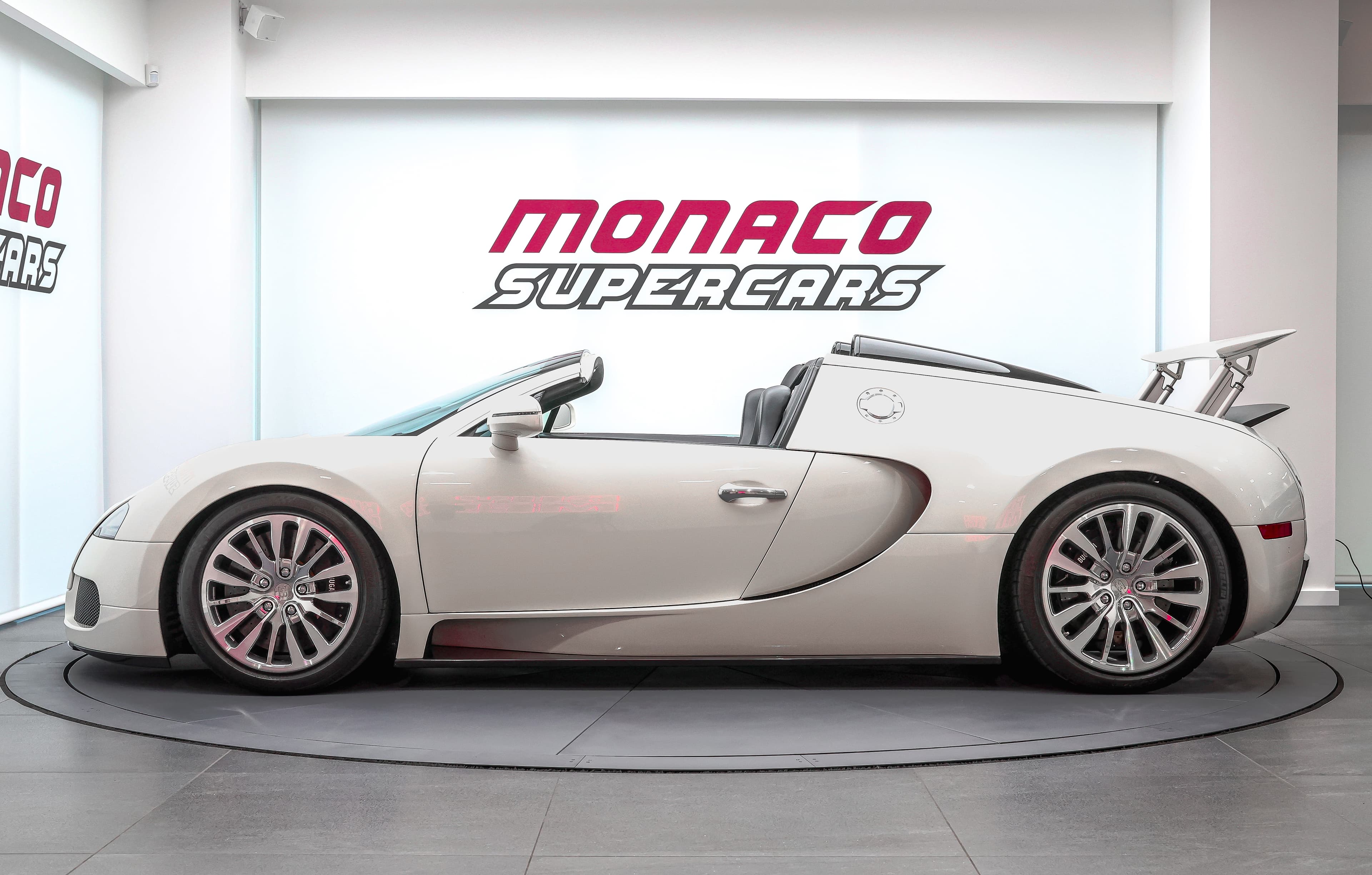 Admirez la silhouette emblématique de la Bugatti Veyron de profil, où ses lignes fluides et aérodynamiques se marient à une élégance intemporelle, accentuant son allure de supercar de luxe.