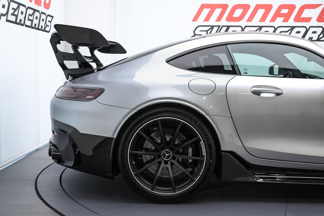 Explorez l'arrière de notre AMG Black Series, capturé de profil, mettant en avant ses lignes audacieuses et son design distinctif, une voiture de sport exceptionnelle disponible dans notre showroom à Monaco.