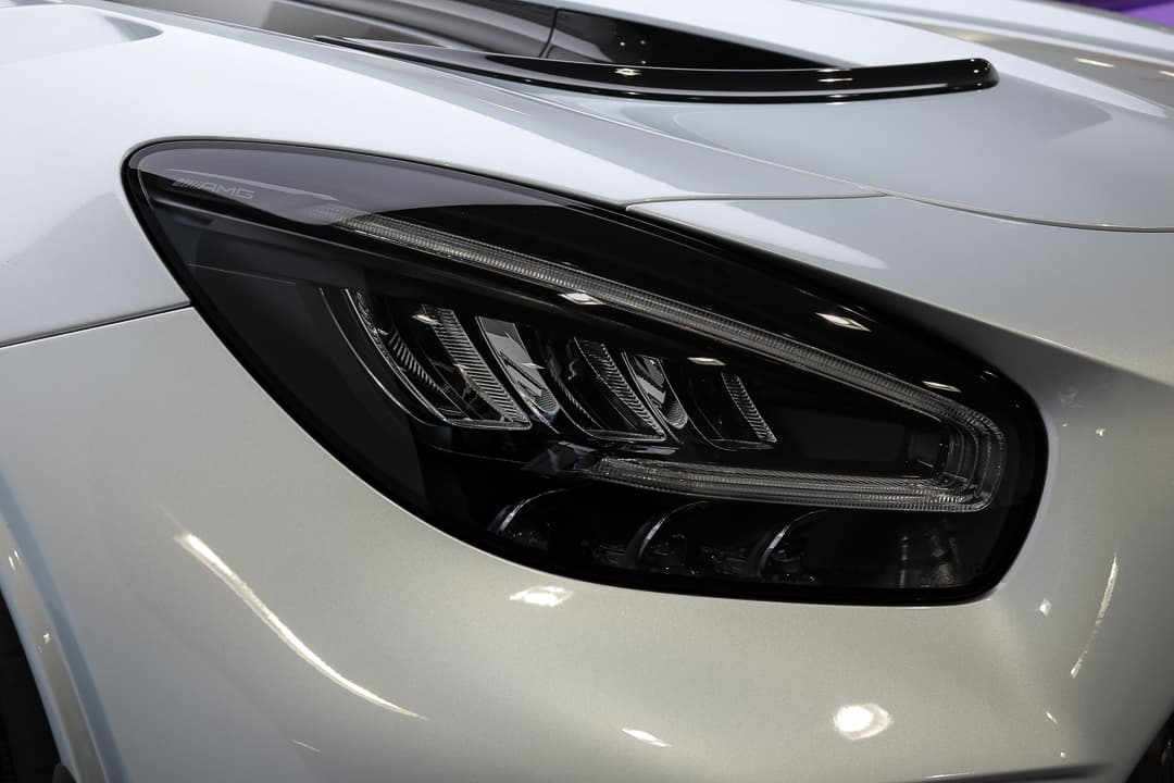 Admirez le phare avant de notre AMG Black Series, alliant technologie LED avancée et design agressif, offrant une visibilité optimale tout en accentuant son allure sportive. Une pièce maîtresse disponible dans notre showroom à Monaco.