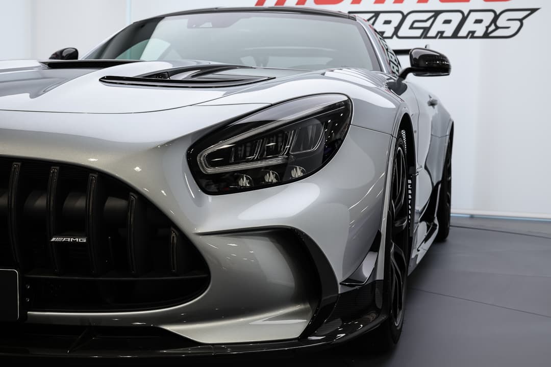 Découvrez le rétroviseur de notre AMG Black Series, conçu pour réduire la traînée tout en ajoutant une touche de style audacieux, reflétant l'engagement de Mercedes-Benz envers la performance. Disponible dans notre showroom à Monaco.