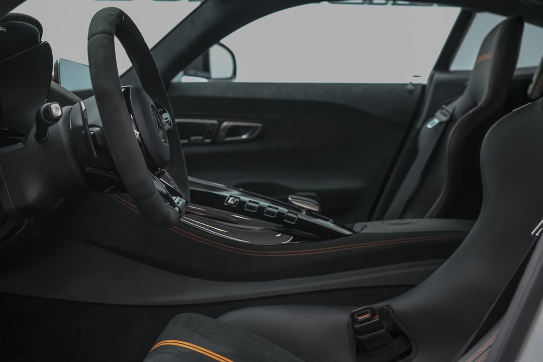 Plongez dans l'intérieur de notre AMG Black Series, où le luxe rencontre la performance, avec des matériaux premium, des finitions soignées et une technologie de pointe, créant une atmosphère dynamique et raffinée. Disponible dans notre showroom à Monaco.