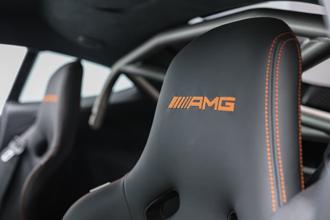 Découvrez l'appui-tête de notre AMG Black Series, orné du sigle AMG, alliant confort et style, pour une touche d'élégance sportive à chaque trajet. Disponible dans notre showroom à Monaco.
