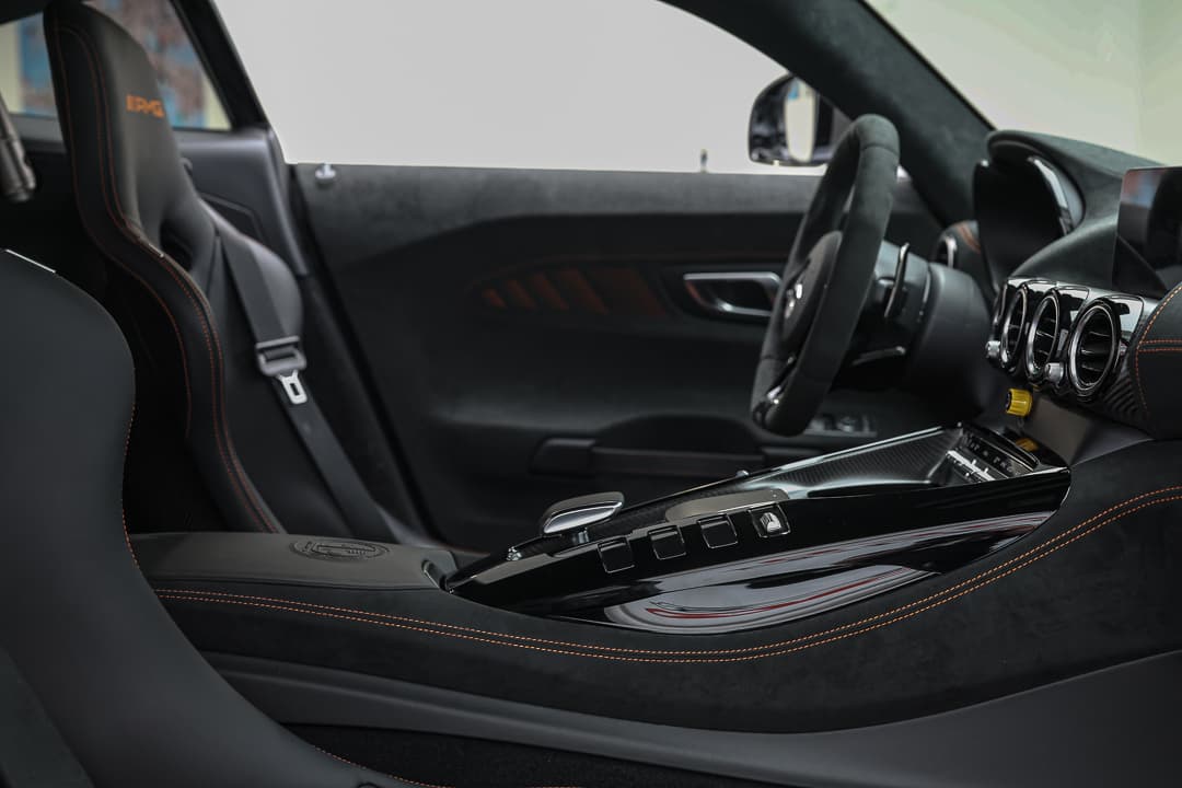 Découvrez l'intérieur de notre AMG Black Series, un mélange parfait de luxe et de sportivité. Avec des sièges AMG ergonomiques, des aérateurs en carbone, un tableau de bord en Alcantara avec surpiqûres orange, et un volant sportif, chaque détail est conçu pour une expérience de conduite exceptionnelle. Disponible dans notre showroom à Monaco.