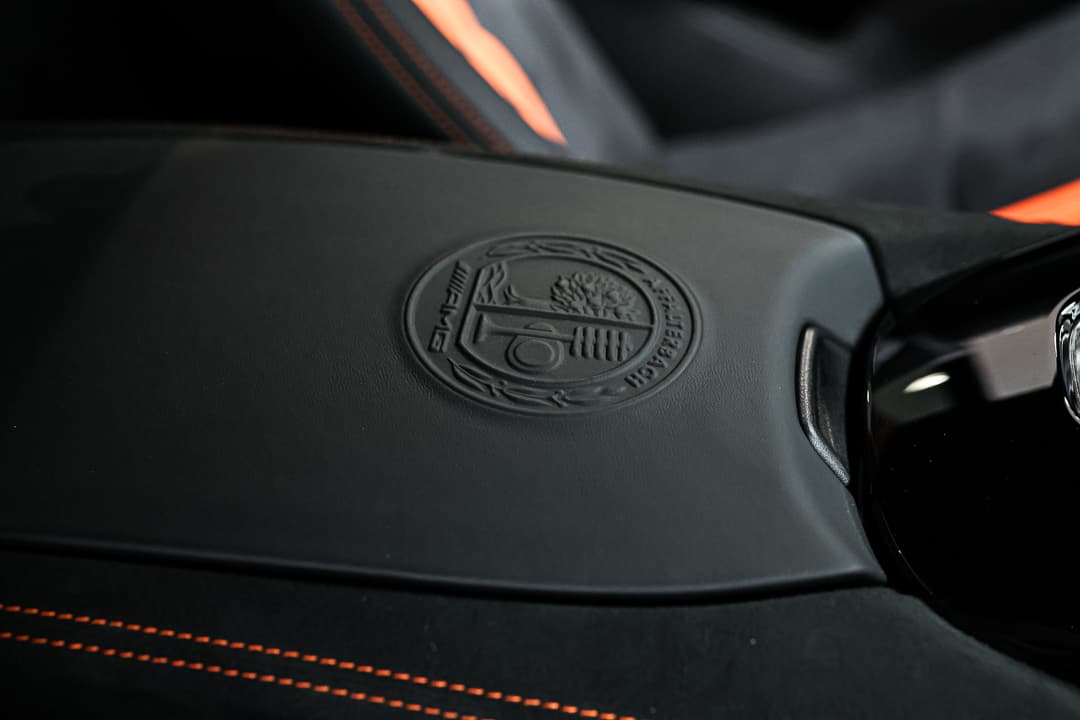 Découvrez l'accoudoir de notre AMG Black Series, alliant confort et style, habillé de matériaux haut de gamme et de surpiqûres raffinées, pour une expérience de conduite à la fois élégante et pratique. Disponible dans notre showroom à Monaco.