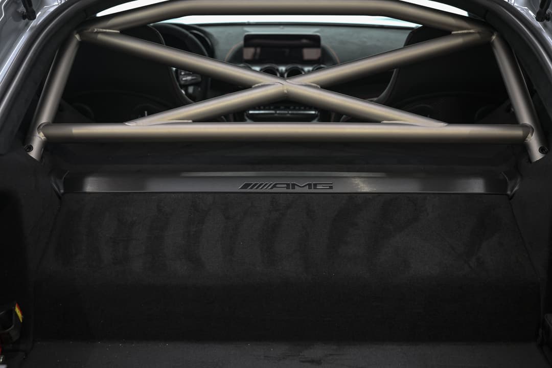 Découvrez les arceaux de sécurité de notre AMG Black Series, intégrant des normes de sécurité élevées tout en ajoutant une touche de sportivité à l'intérieur. Conçus pour protéger tout en préservant l'esthétique, ils sont essentiels pour une conduite dynamique. Disponible dans notre showroom à Monaco.