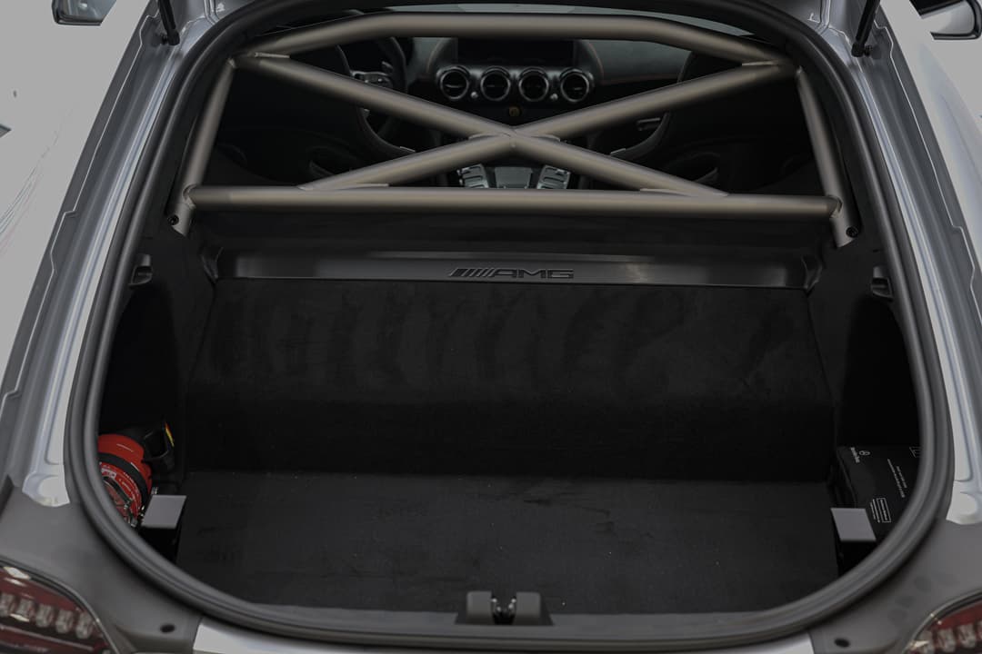 Explorez le coffre de notre AMG Black Series, offrant un espace pratique tout en intégrant des arceaux de sécurité. Cet agencement allie fonctionnalité et sécurité, garantissant que chaque trajet soit à la fois pratique et en toute confiance. Disponible dans notre showroom à Monaco.