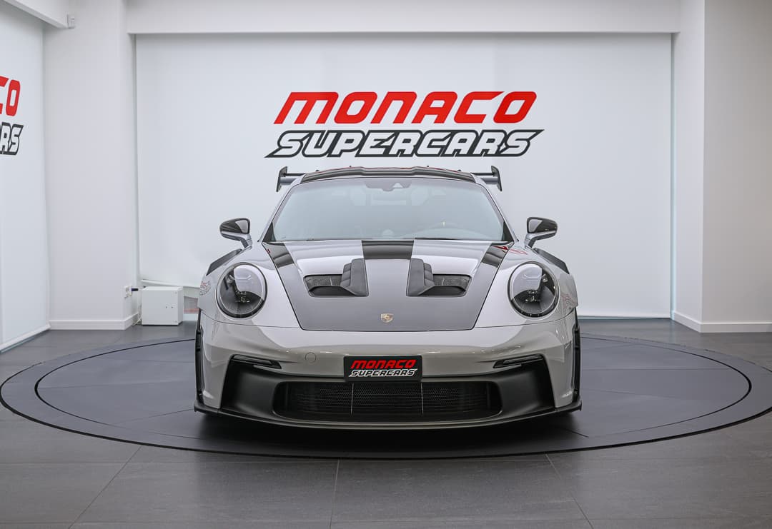 Cette vue de face de la Porsche 911 GT3 RS révèle son regard perçant et sa calandre audacieuse, accentuant son allure agressive et son ADN de voiture de course, prête à dominer la piste.