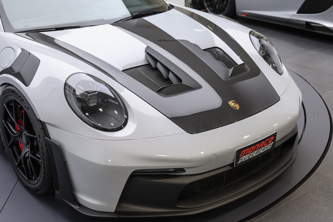 Cette vue détaillée du rétroviseur de la Porsche 911 GT3 RS met en avant son design aérodynamique et ses finitions soignées, illustrant l'attention portée aux détails qui améliore à la fois l'esthétique et la performance de ce véhicule d'exception.