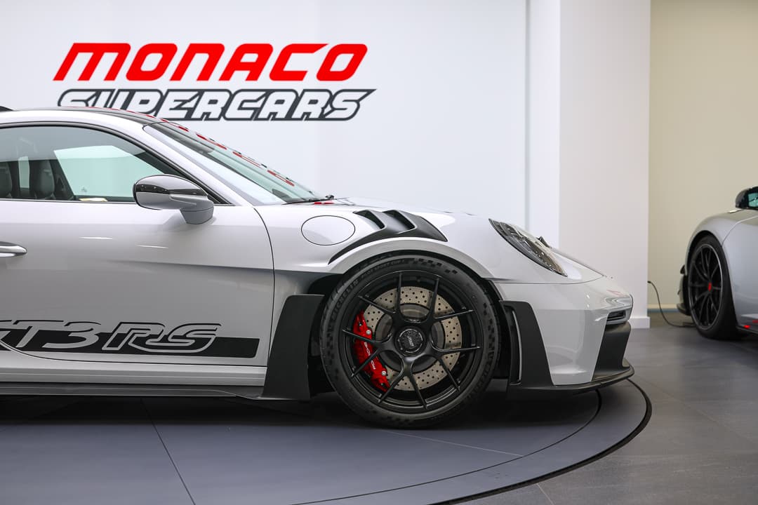 Cette image du latéral avant de la Porsche 911 GT3 RS dévoile ses courbes aérodynamiques et sa silhouette musclée, mettant en évidence l'intégration harmonieuse des éléments de design qui renforcent à la fois son allure sportive et son efficacité sur la route.