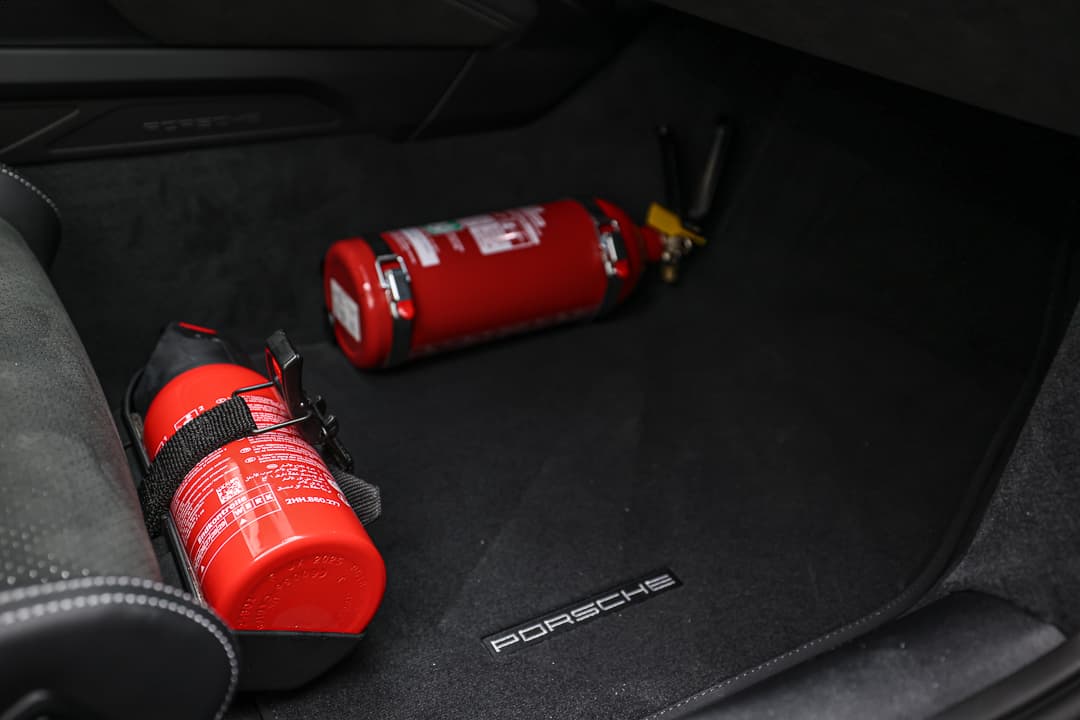 Cette vue des extincteurs installés dans la Porsche 911 GT3 RS témoigne de l'importance accordée à la sécurité en compétition, garantissant que les pilotes disposent des équipements nécessaires pour faire face à toute situation d'urgence sur la piste.