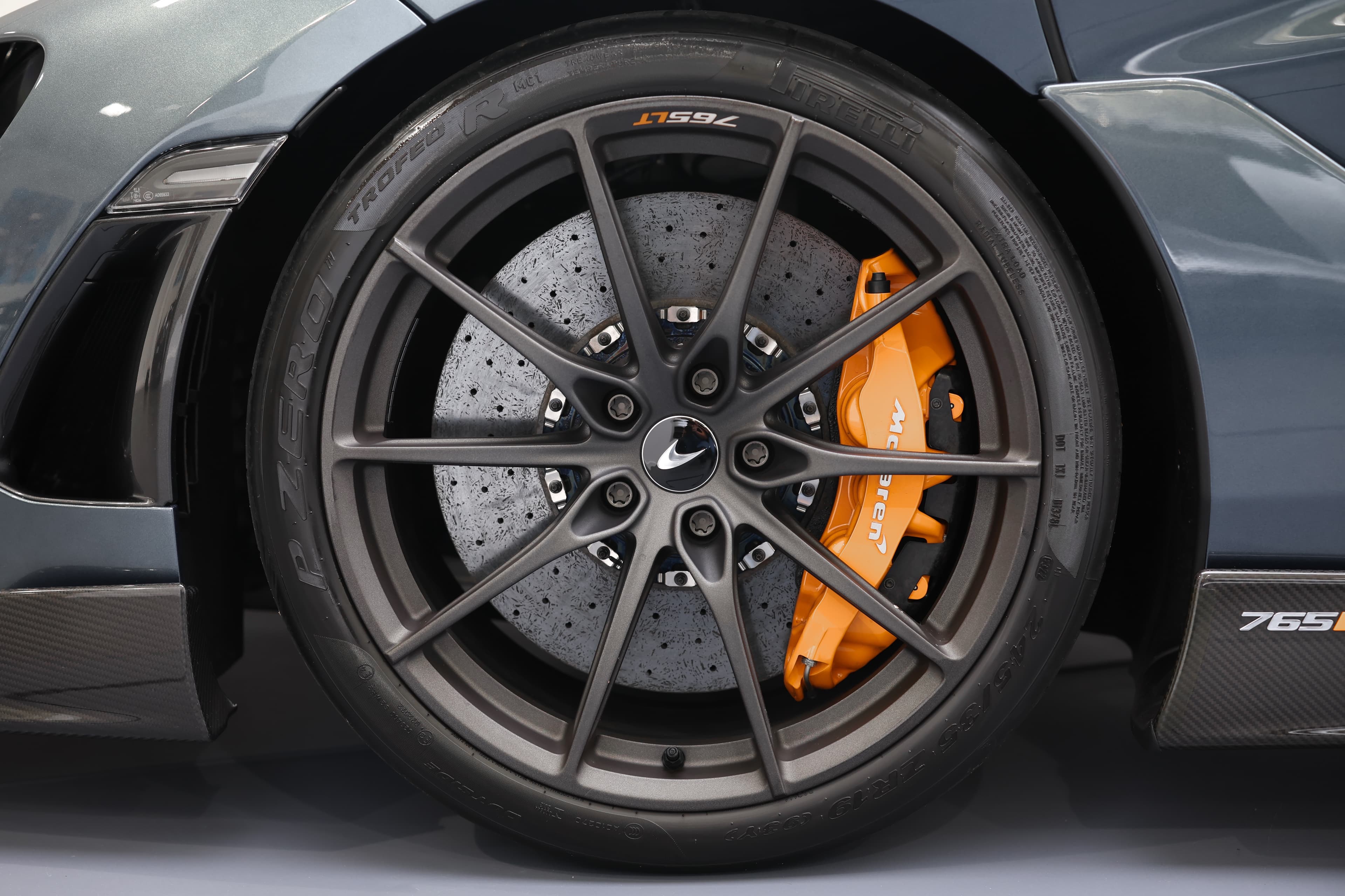 L'image met en avant les jantes d'une McLaren 765LT, soulignant leur design léger et dynamique, ainsi que les détails raffinés qui accentuent l'esthétique sportive et la performance du véhicule.