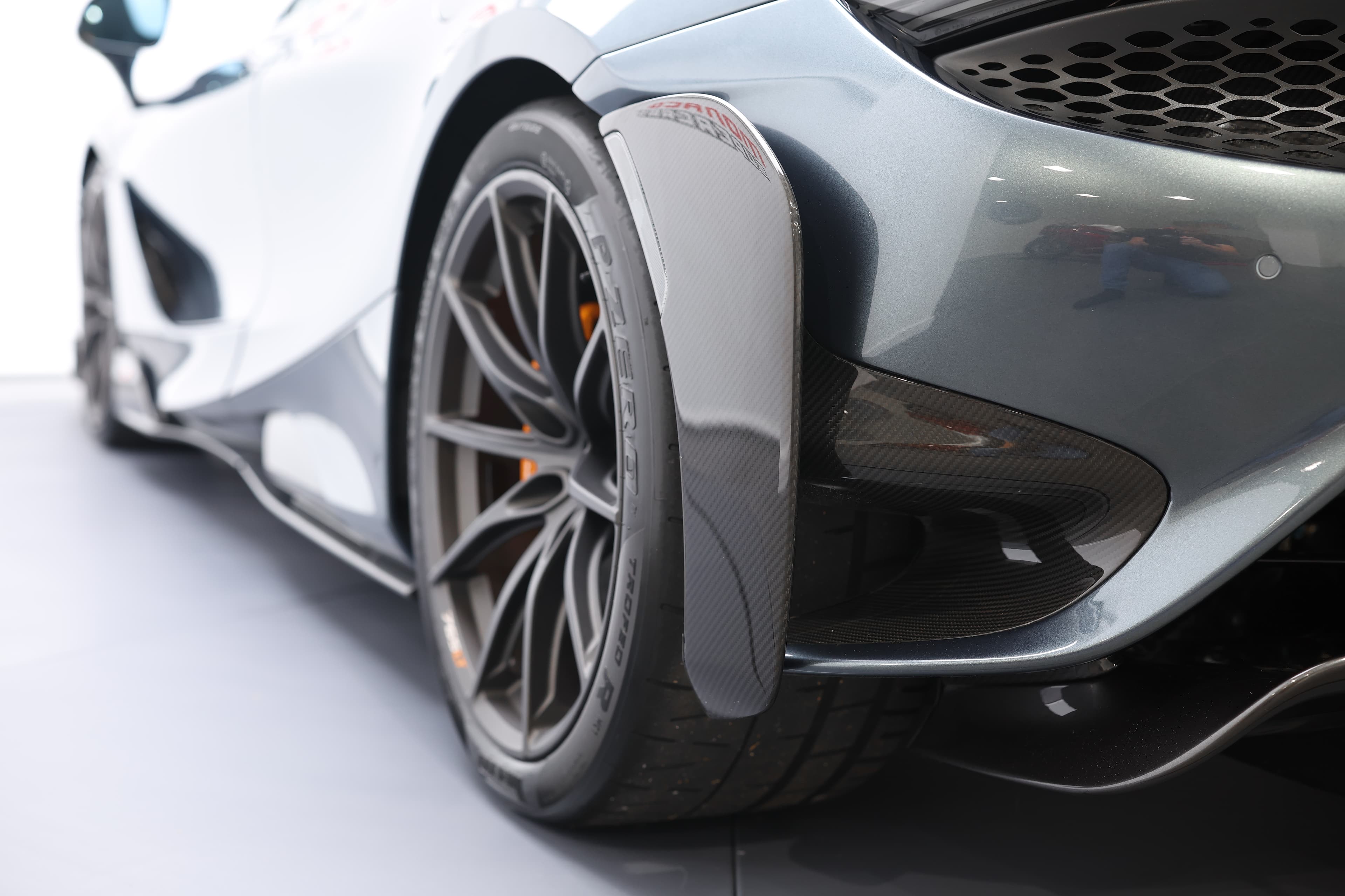 L'image montre la roue arrière de la McLaren 765LT, équipée d'un protège en carbone, mettant en avant le design raffiné et léger qui améliore à la fois l'esthétique et la performance en réduisant le poids tout en protégeant la jante.