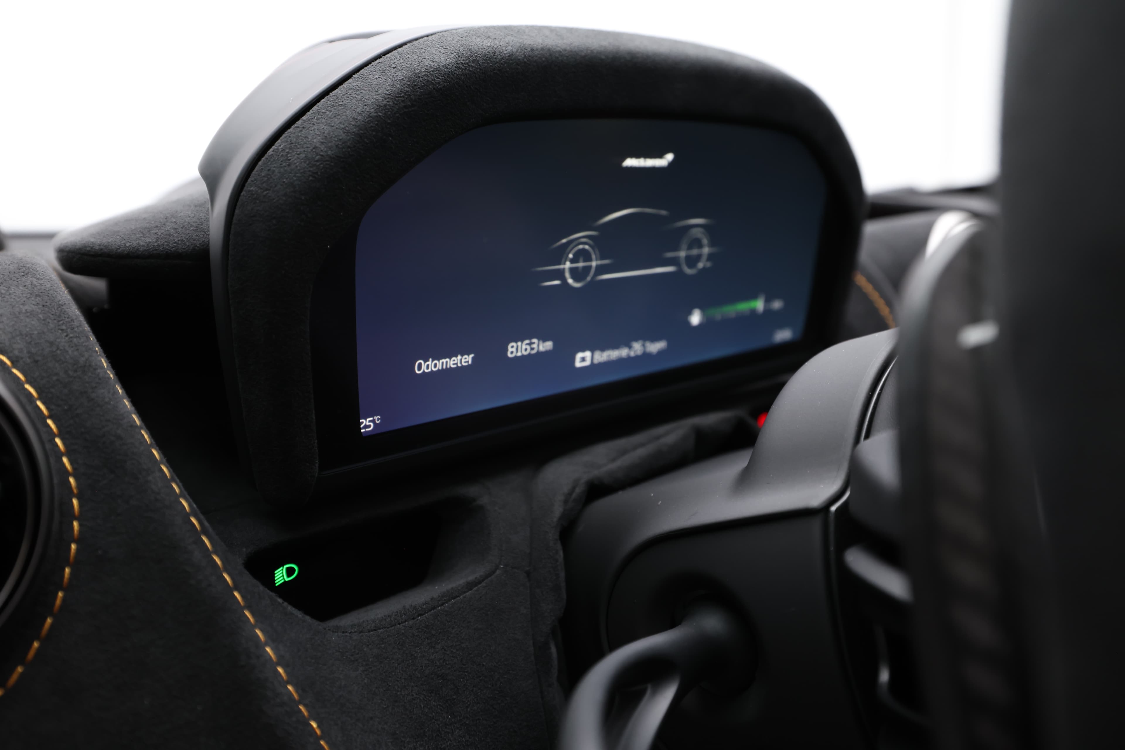 Le tableau de bord numérique est un écran qui remplace les instruments analogiques traditionnels. Il affiche des informations clés comme la vitesse, le régime moteur, la navigation et les paramètres de conduite, le tout de manière personnalisable et dynamique, offrant une expérience moderne et intuitive au conducteur.