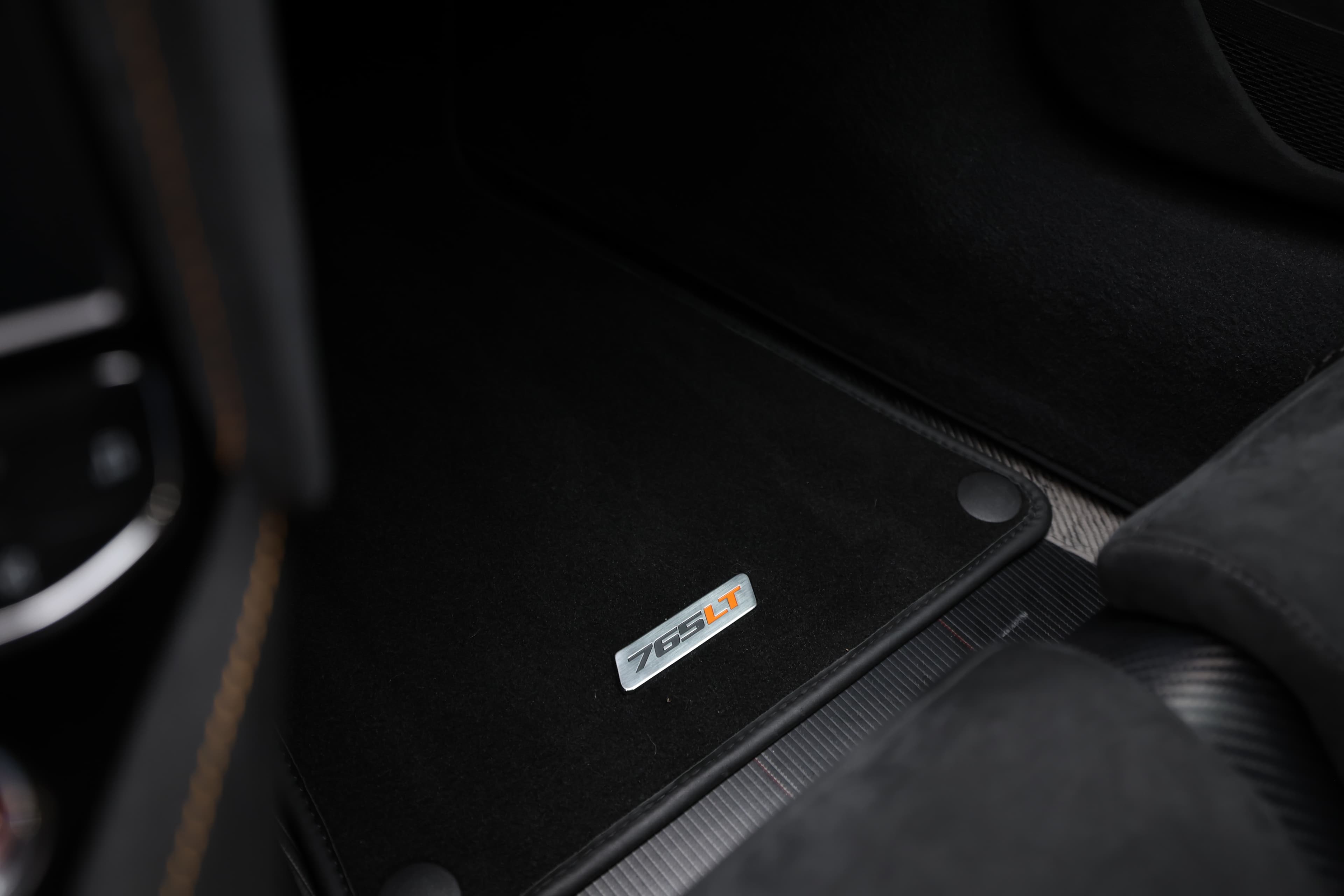 L'image montre un tapis de sol de véhicule, conçu pour offrir protection et style à l'intérieur. Souvent fabriqué à partir de matériaux durables, il peut comporter des logos de marque ou des designs spécifiques. Ce tapis aide à maintenir propre l'intérieur du véhicule tout en ajoutant une touche esthétique.