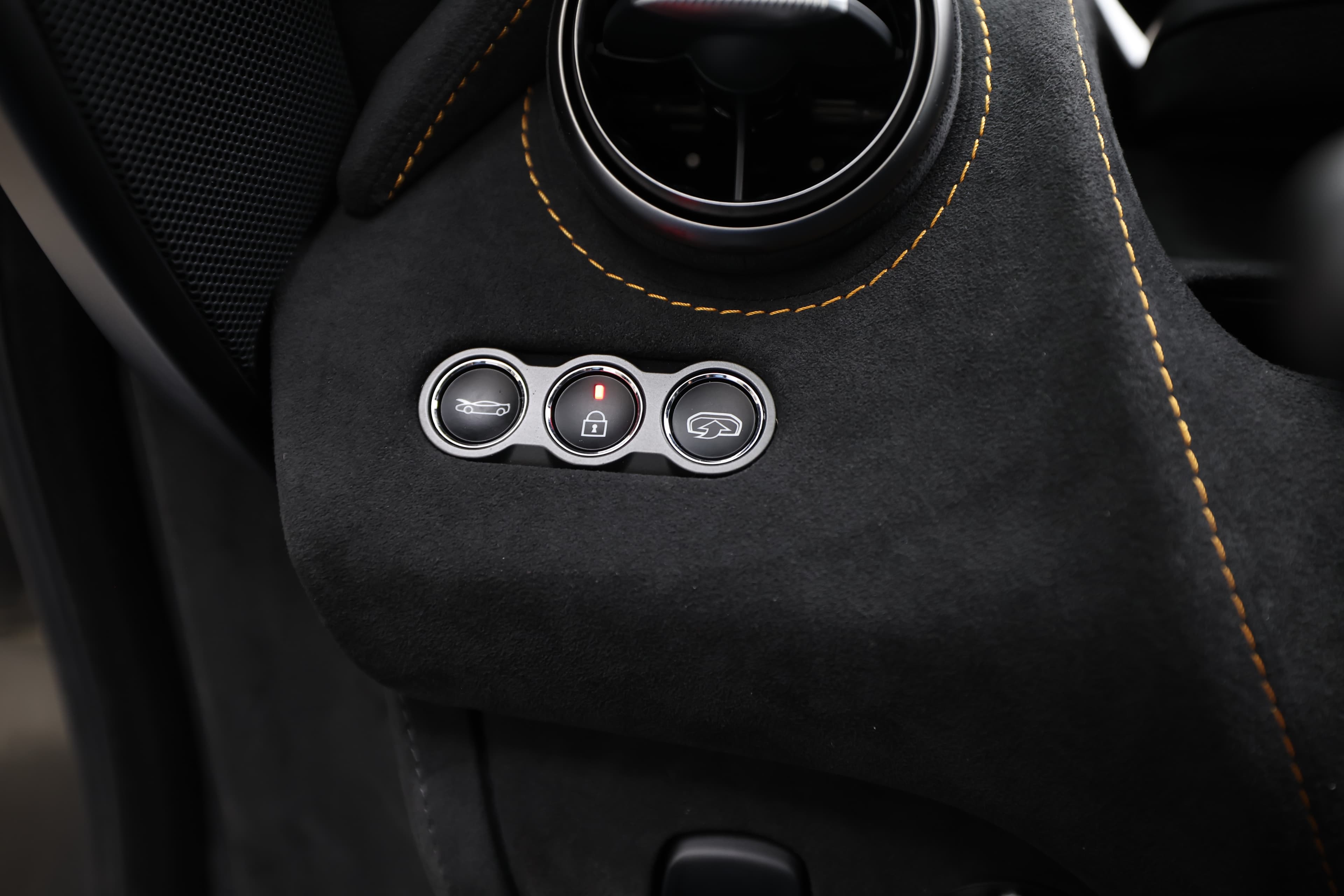 Mclaren 765 LT bouton coté conducteur surpiqure orange