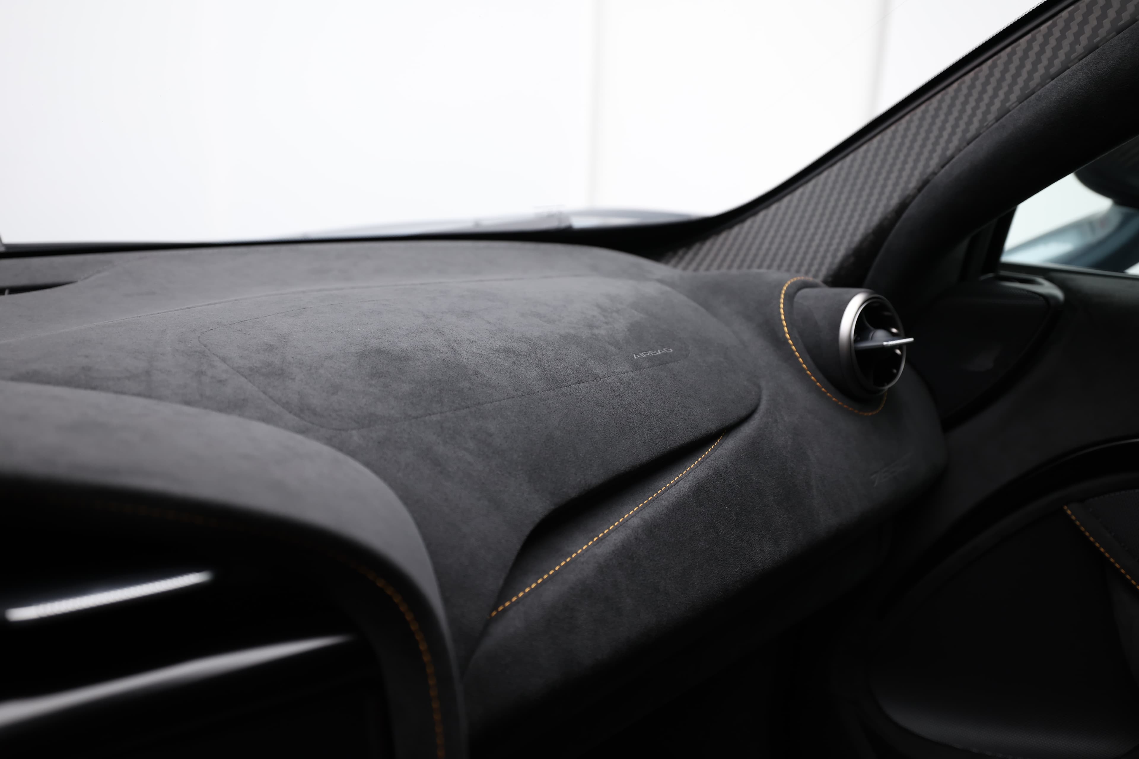 Mclaren 765 LT tableau de bord passager en alcantara avec montant carbone 