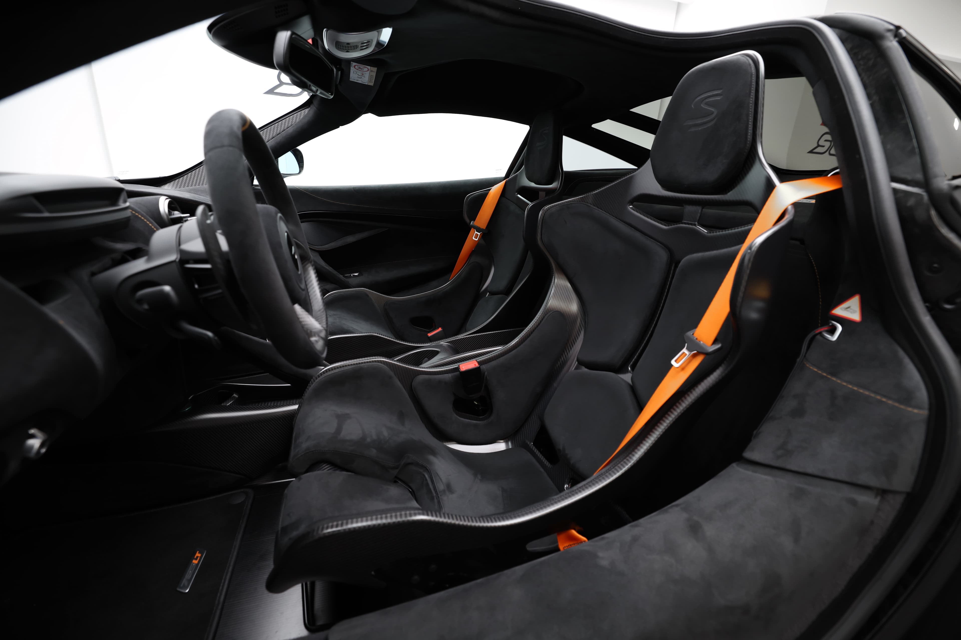 Mclaren 765 LT intérieur vue conducteur ceinture orange 