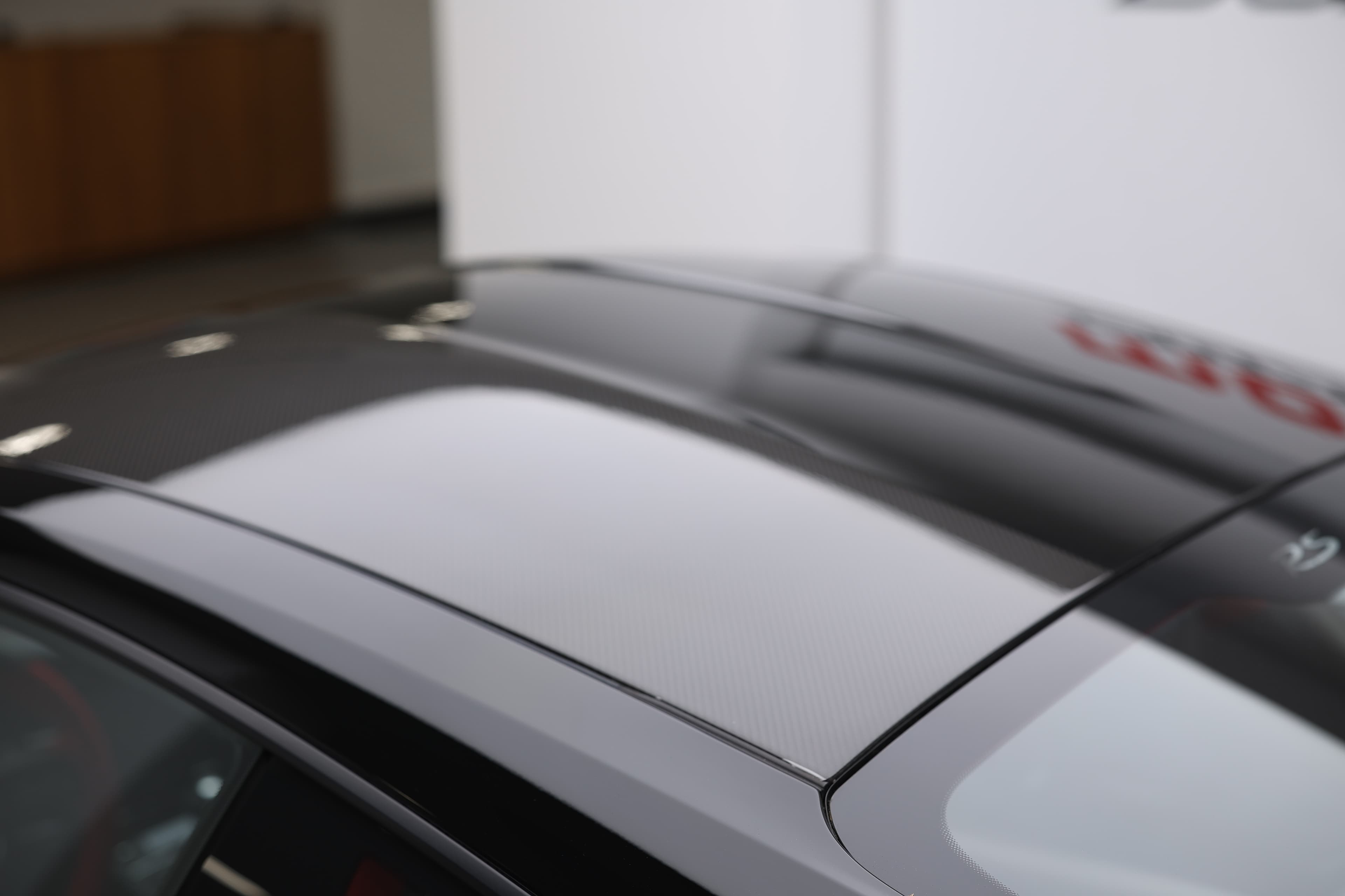 Photo du toit en carbone de la Porsche 911 GT2 RS noire, Pack Weissack illustrant son design léger et sportif, optimisant la rigidité et la performance de la supercar.