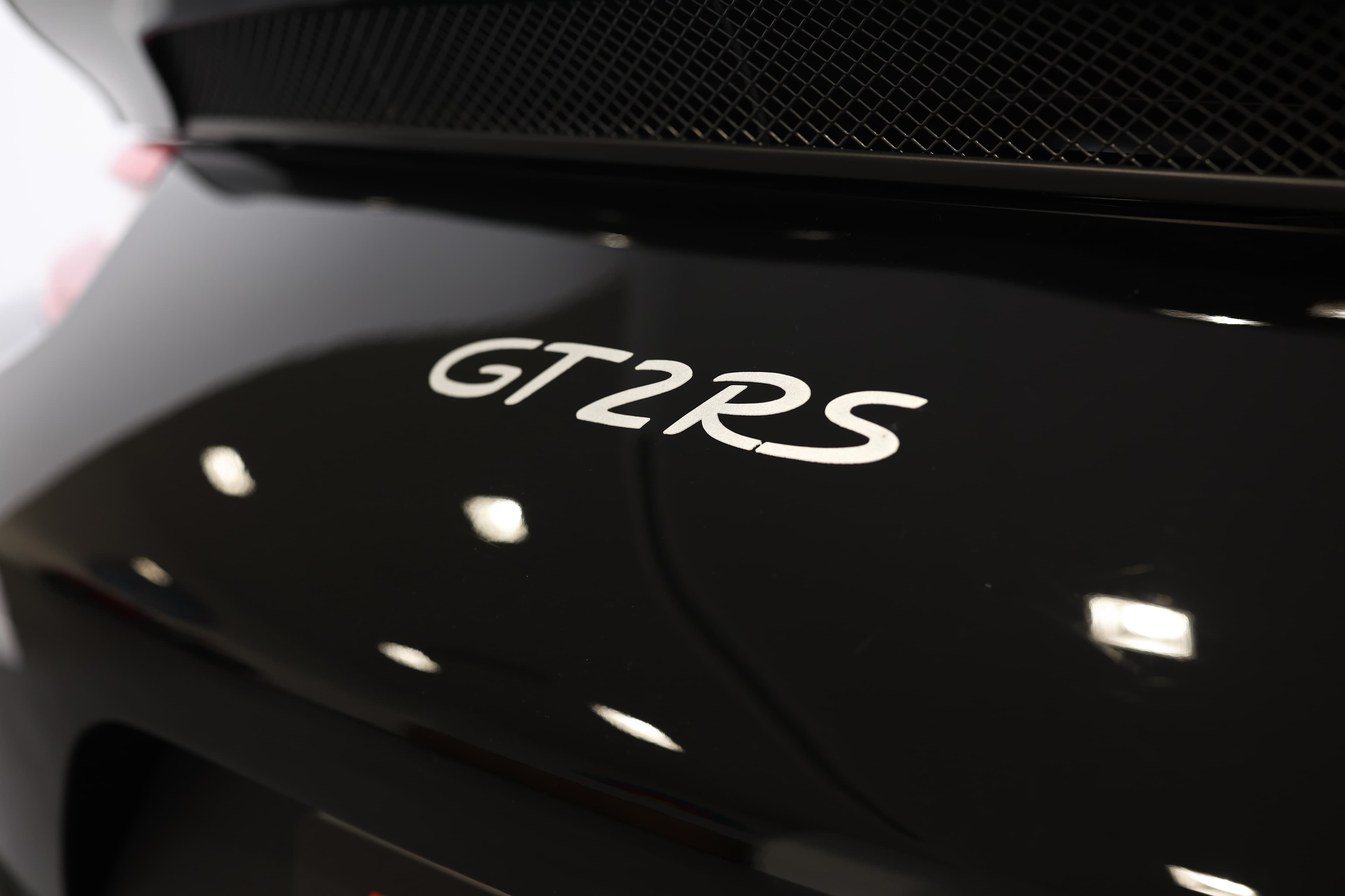 Photo du logo GT2 RS sur la Porsche 911, symbole d'exclusivité et de puissance, incarnant l'esprit de performance et de sportivité de cette supercar emblématique.