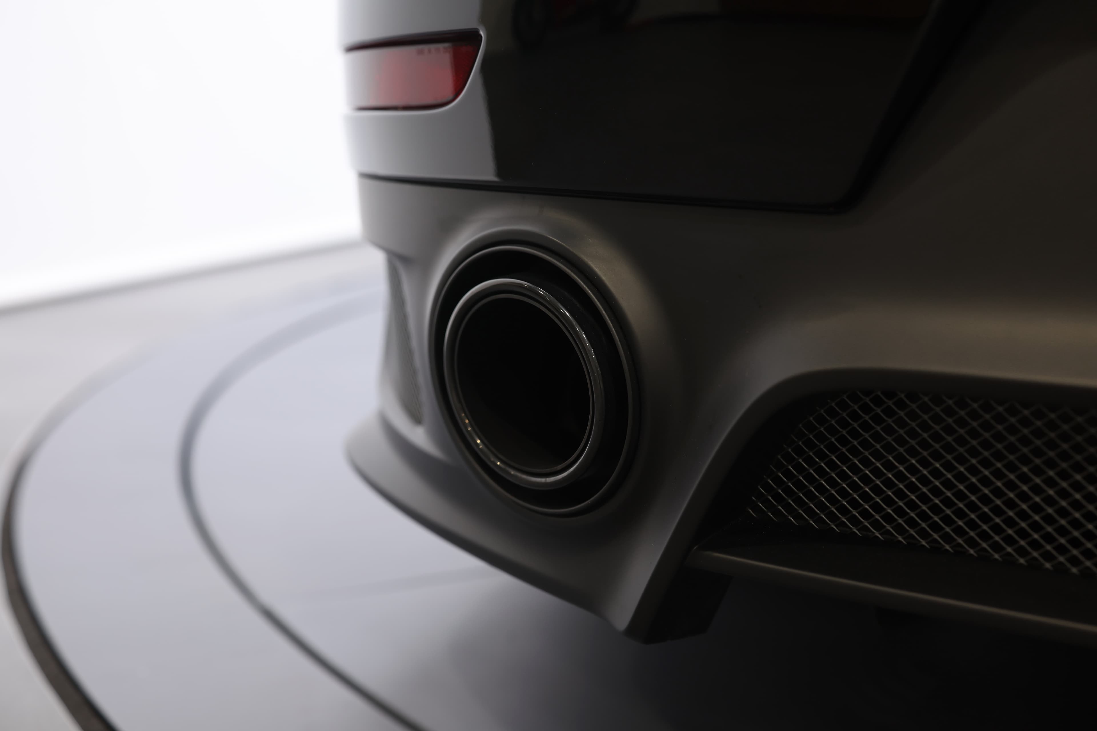 Photo de l'échappement de la Porsche 911 GT2 RS, mettant en avant son design distinctif et ses sorties doubles, évoquant une sonorité envoûtante et une performance de haut niveau.