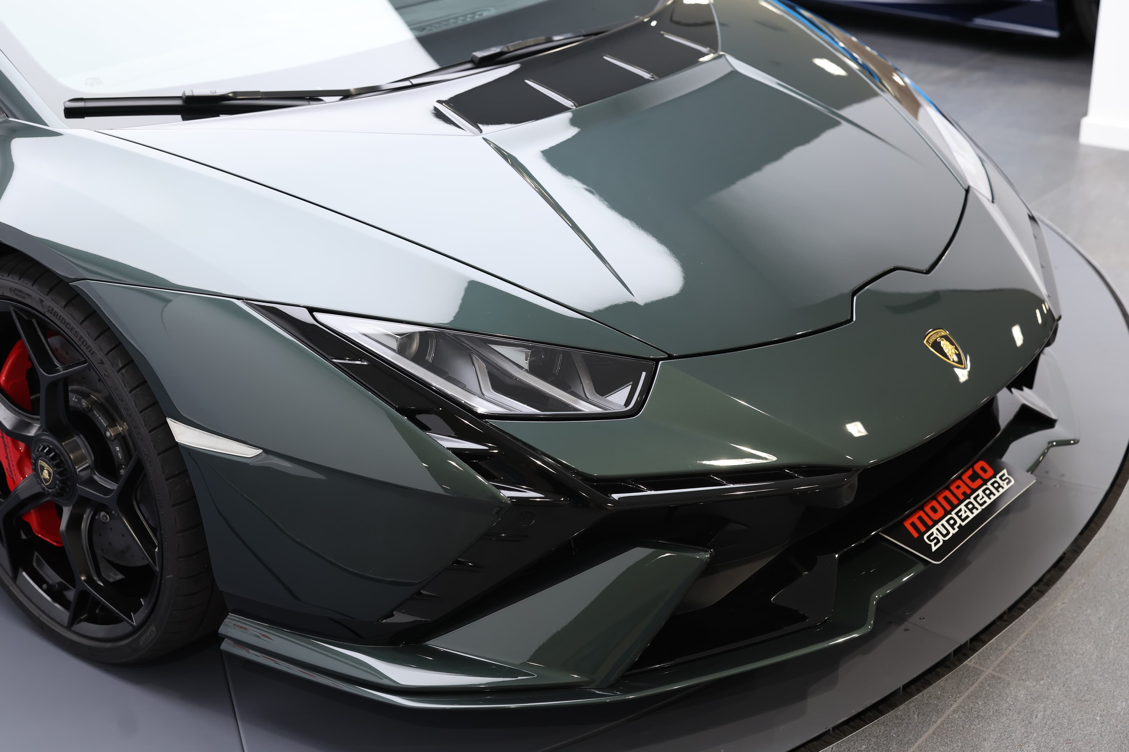Le capot avant de la Lamborghini Huracán Tecnica allie design agressif et aérodynamisme optimisé, incarnant la puissance pure et l'innovation italienne.