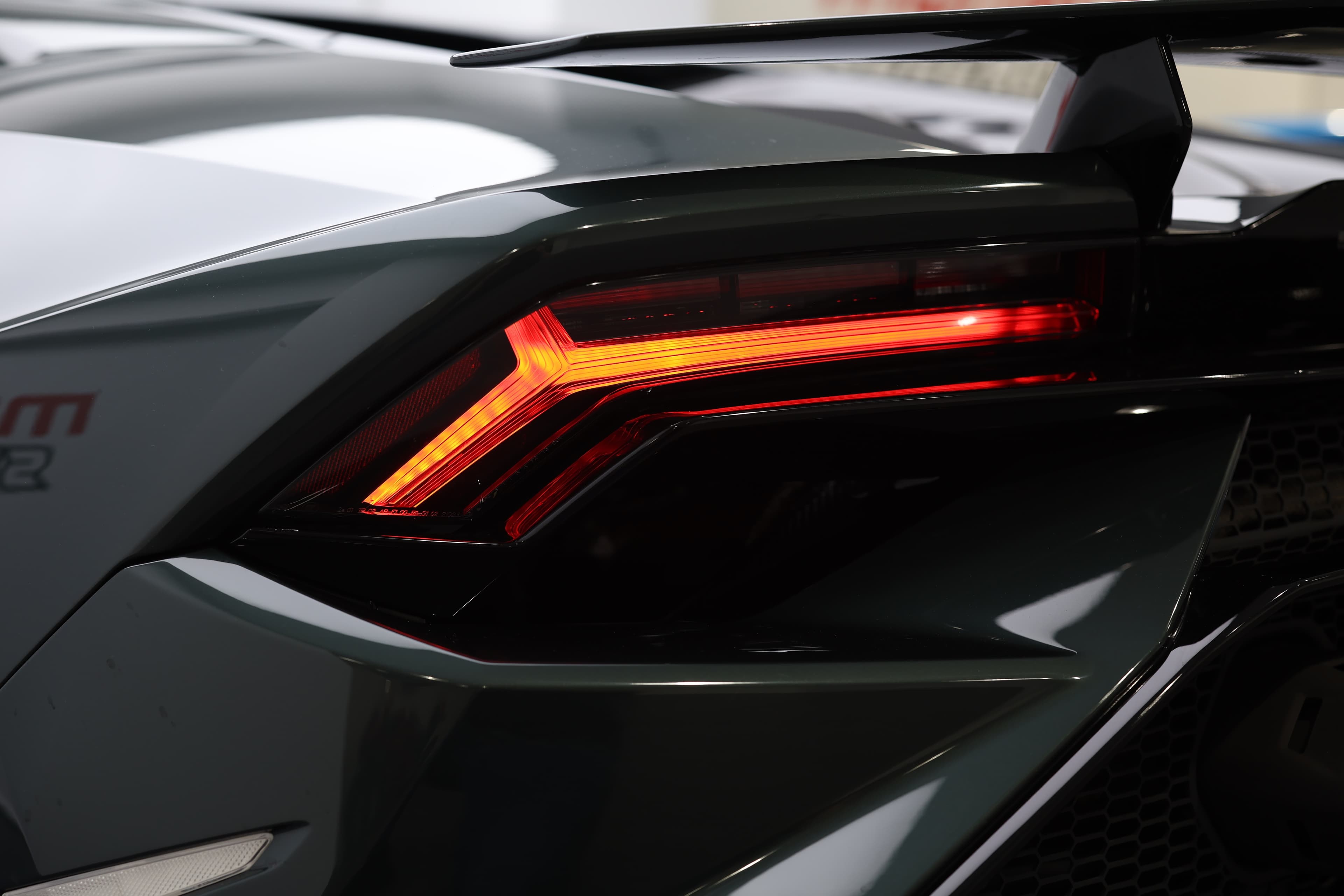 Le feu arrière de la Lamborghini Huracán Tecnica, vu de très près, révèle des détails raffinés dans le design, avec une technologie d'éclairage LED sophistiquée qui accentue son caractère sportif et moderne.
