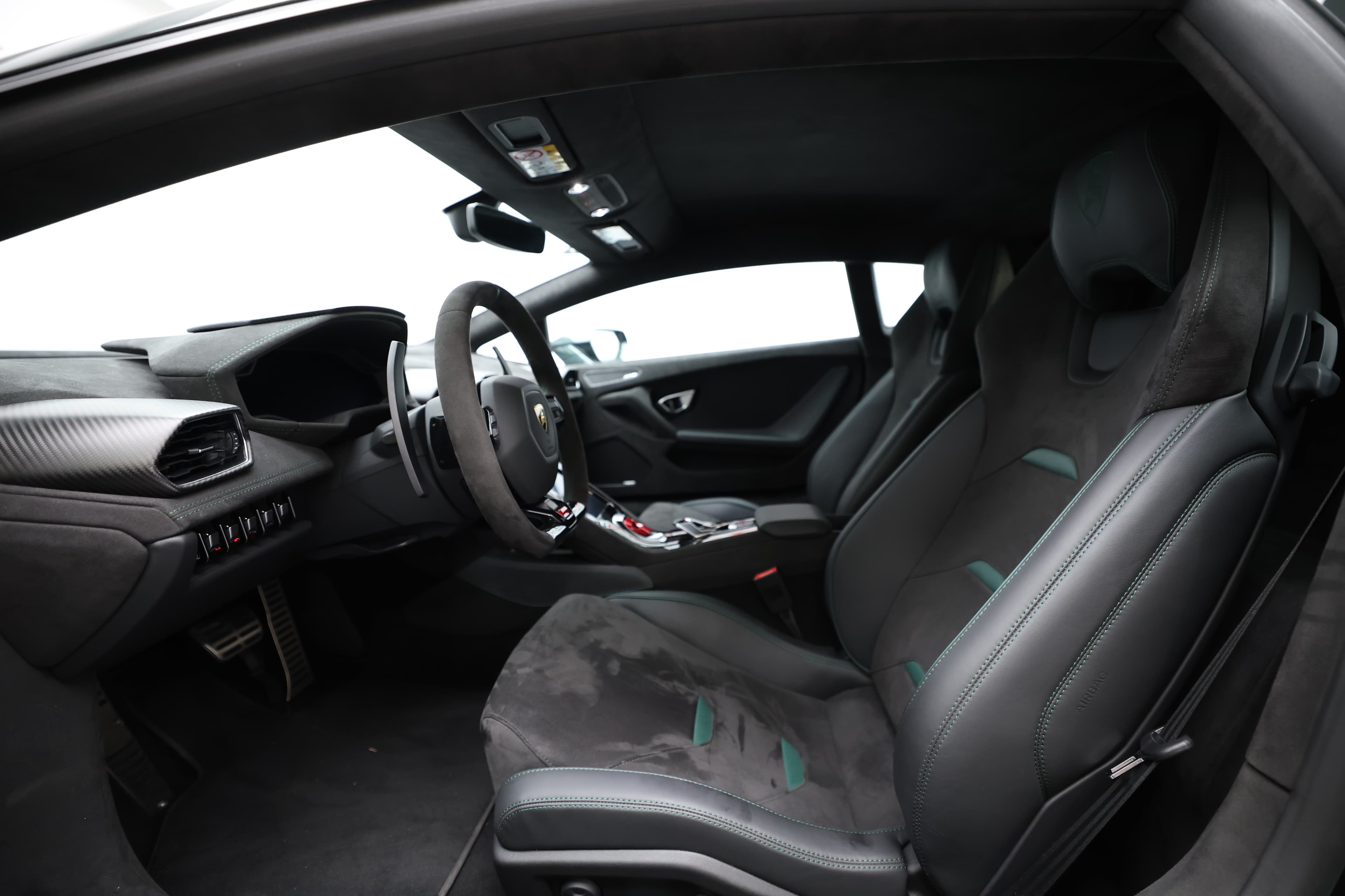 L'intérieur de la Lamborghini Huracán Tecnica combine luxe et technologie de pointe, avec des sièges en cuir et Alcantara, un tableau de bord numérique, un volant en carbone et des finitions haut de gamme pour une expérience de conduite inégalée.