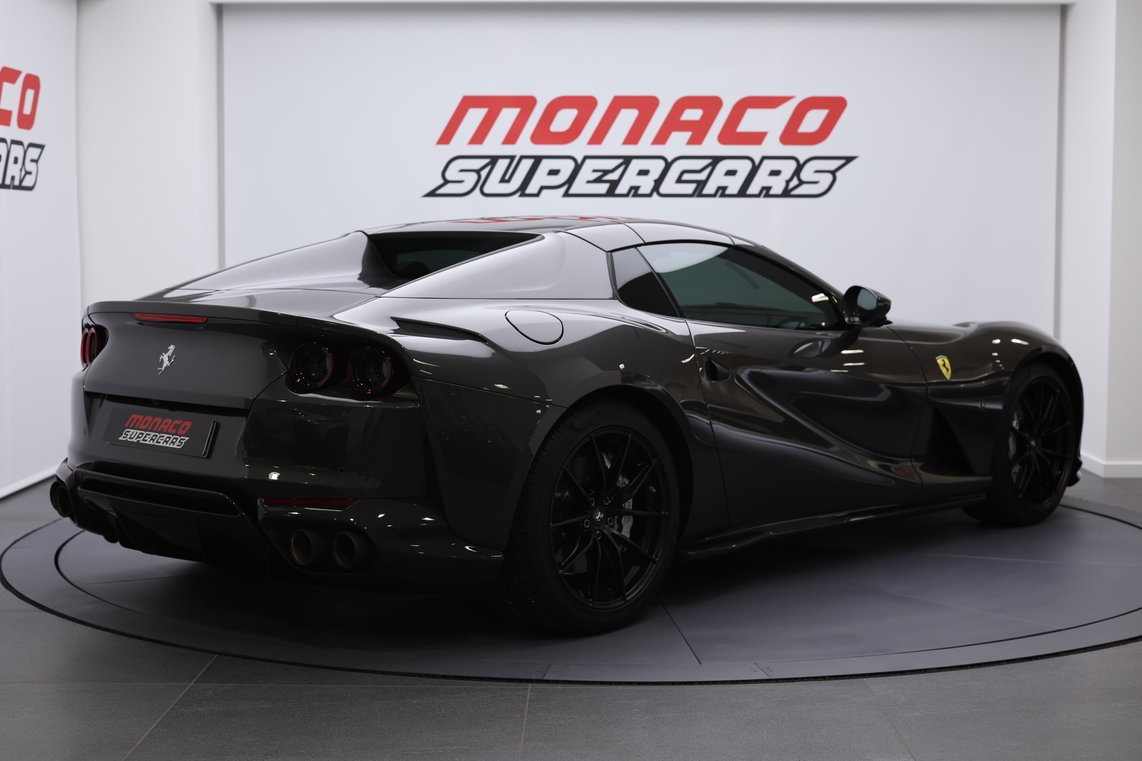 La Ferrari 812 GTS, vue de 3/4 arrière, révèle ses lignes fluides et son design aérodynamique, mettant en avant le puissant moteur V12 et le style distinctif qui font de ce cabriolet un véritable chef-d'œuvre d'ingénierie et d'élégance.