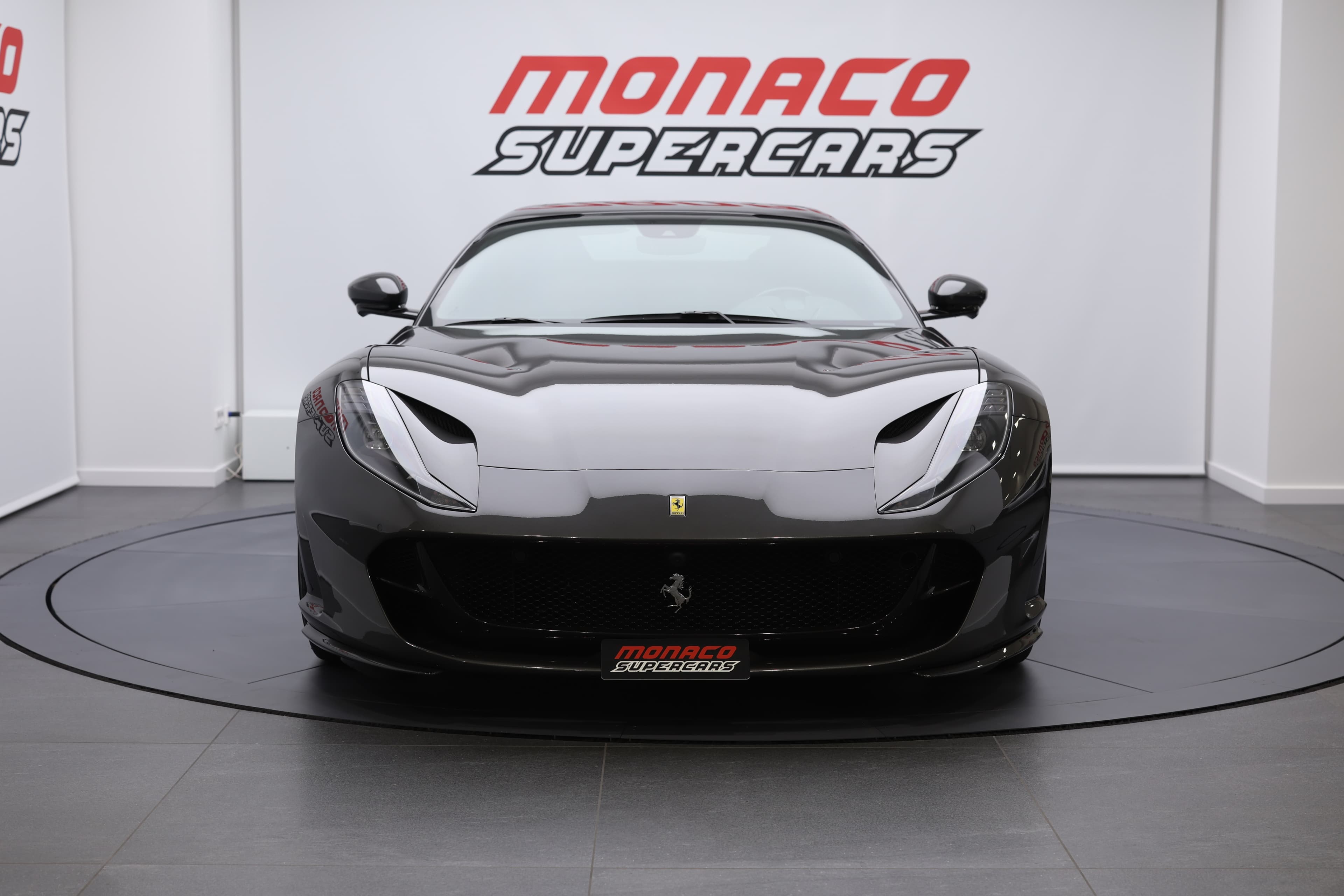 La vue de face avant de la Ferrari 812 GTS révèle une calandre audacieuse et des phares saisissants, accentuant son caractère sportif et agressif tout en soulignant l'ADN de performance inégalée de la marque.