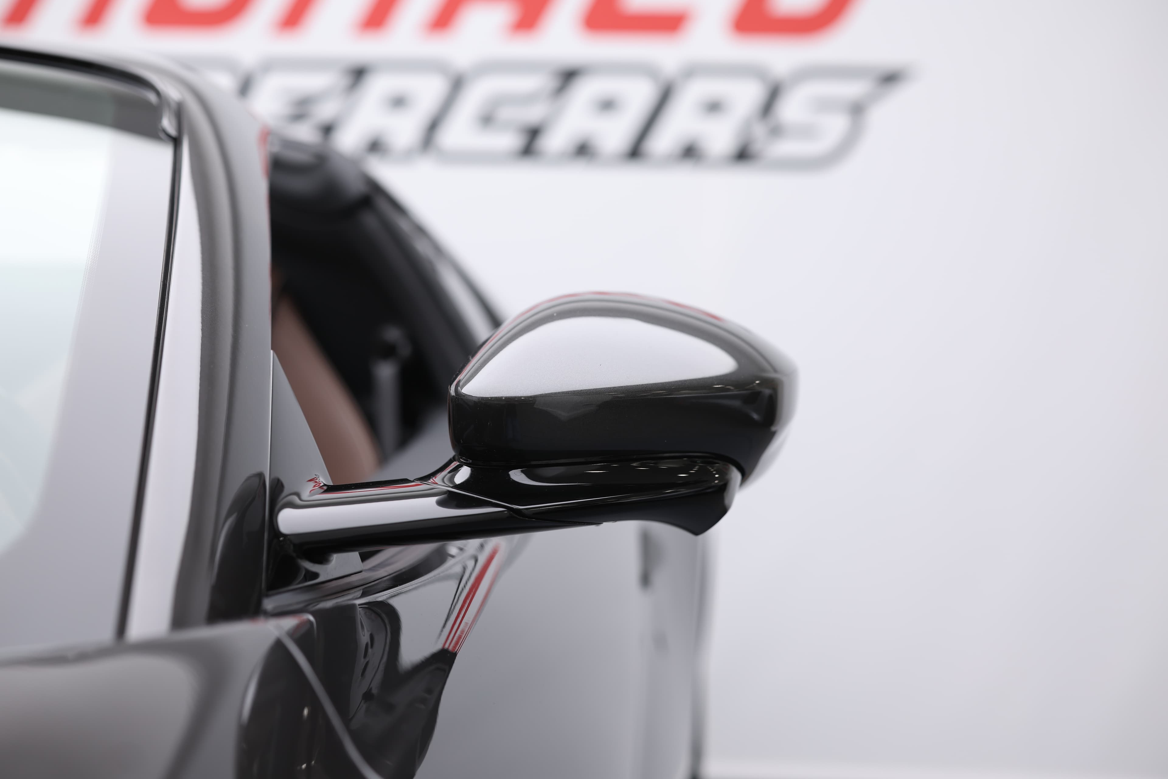 Le rétroviseur de la Ferrari 812 GTS, au design aérodynamique et élégant, offre une vue optimale tout en ajoutant une touche de sophistication au profil sportif de la voiture.