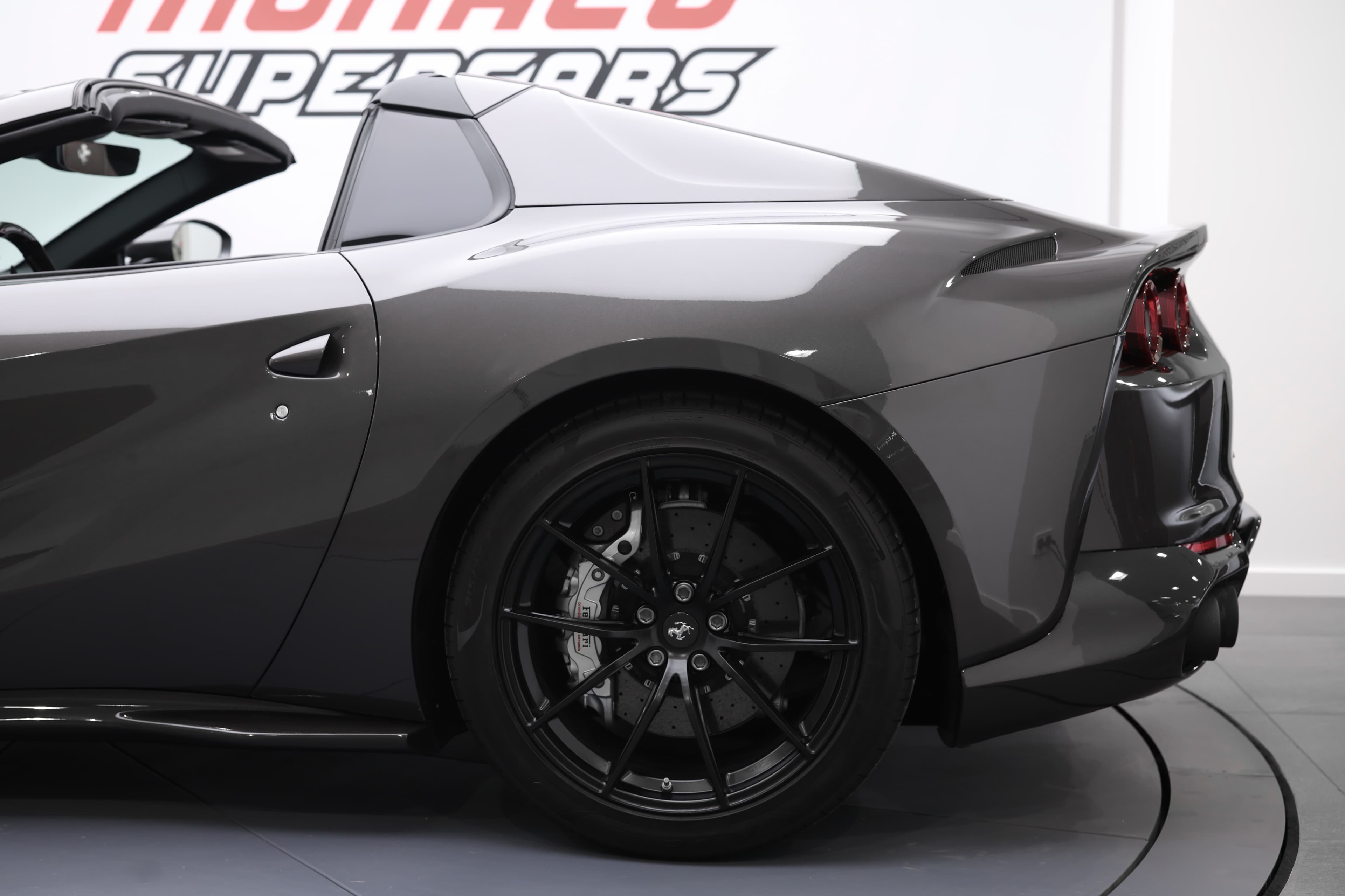 Admirez cette Ferrari 812 GTS décapotable, avec un profil arrière saisissant, alliant puissance et élégance !