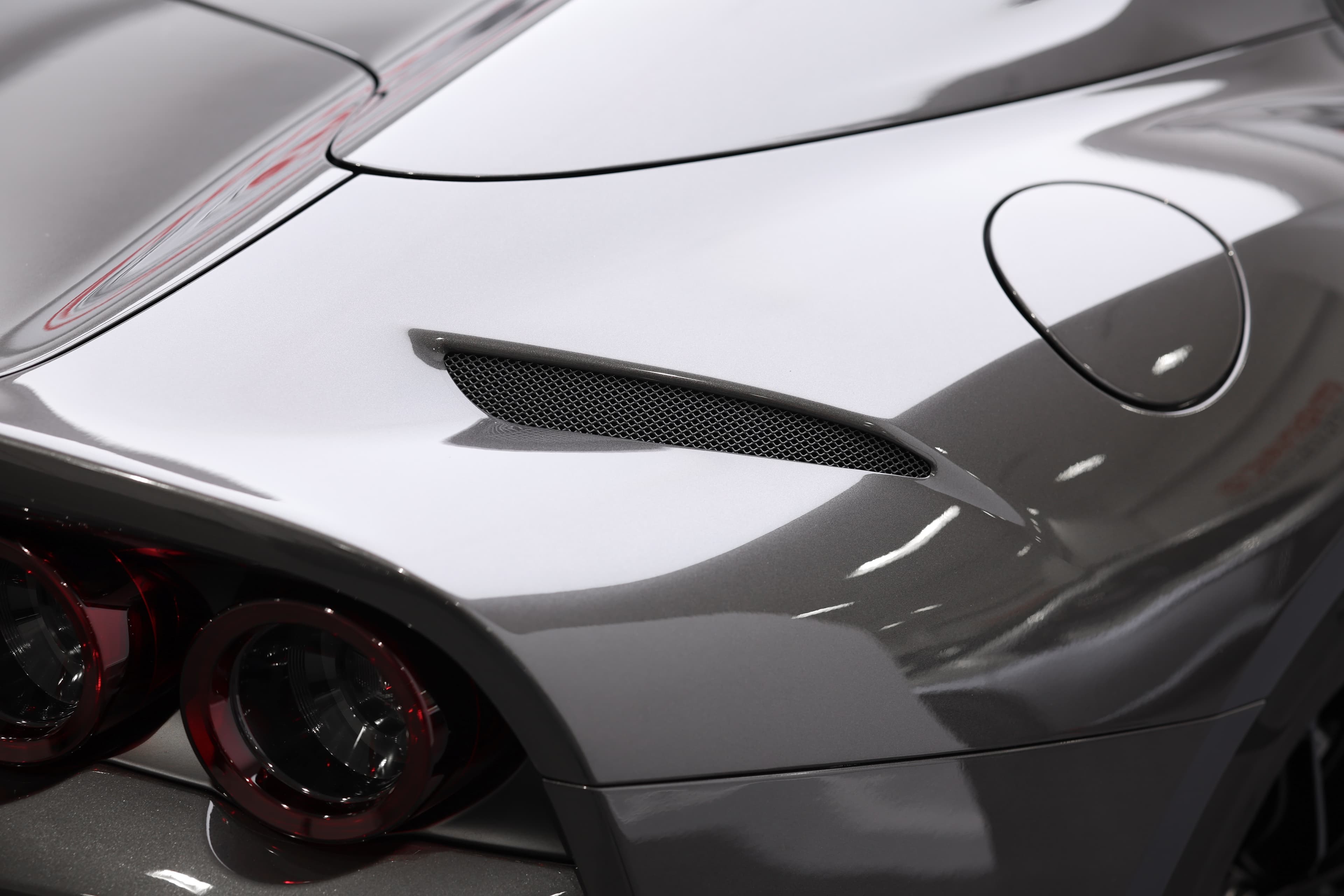 Découvrez les feux arrière distinctifs de la Ferrari 812 GTS décapotable en gris canon de fusil. Son design aérodynamique et ses lignes élégantes font de cette supercar un choix parfait pour les passionnés. Idéale pour les amateurs de performance et de style, cette Ferrari incarne l'excellence automobile.