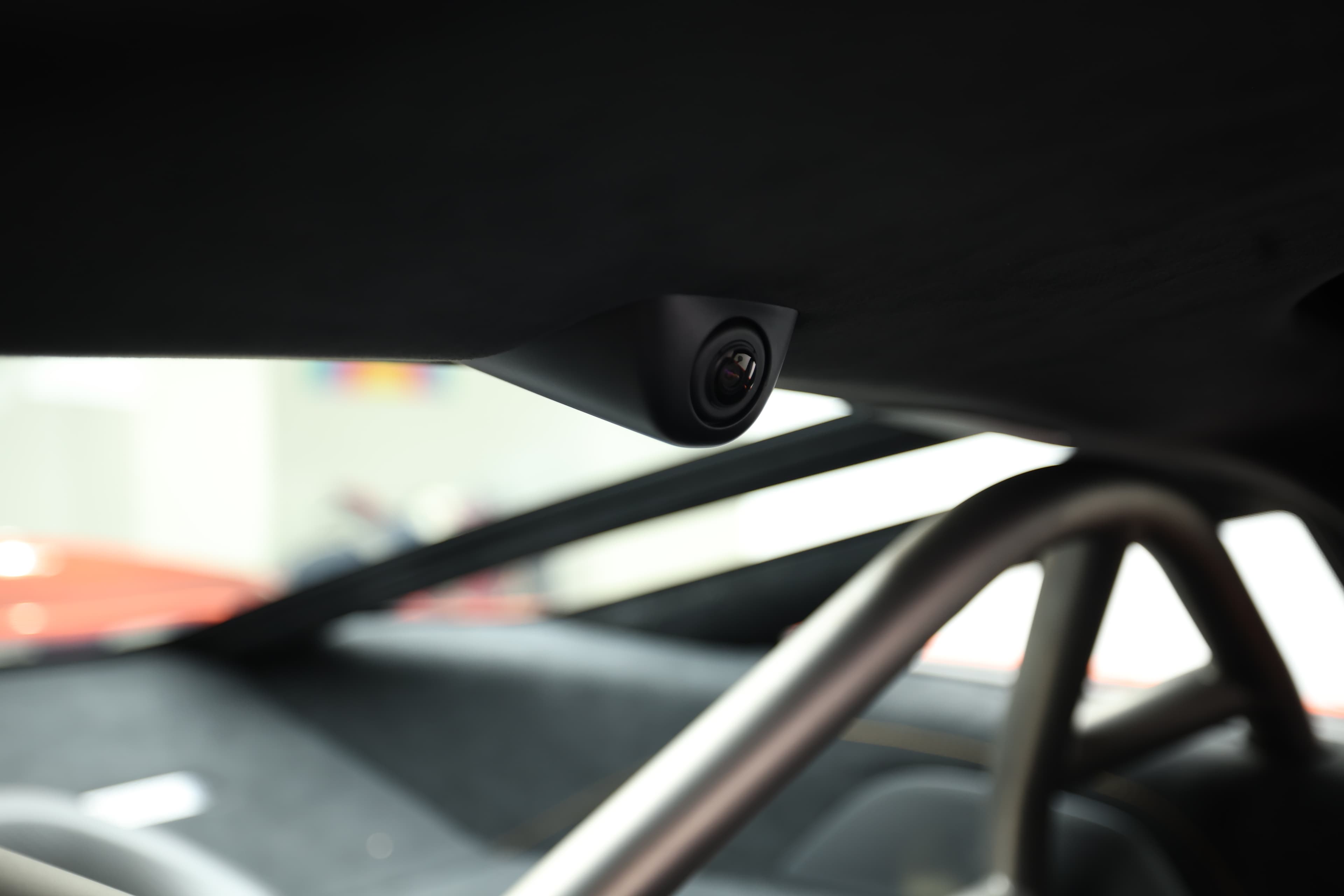 Gros plan sur la caméra de recul intégrée dans l'habitacle de la McLaren 765LT, soulignant les technologies avancées et la fonctionnalité, tout en conservant un design épuré.