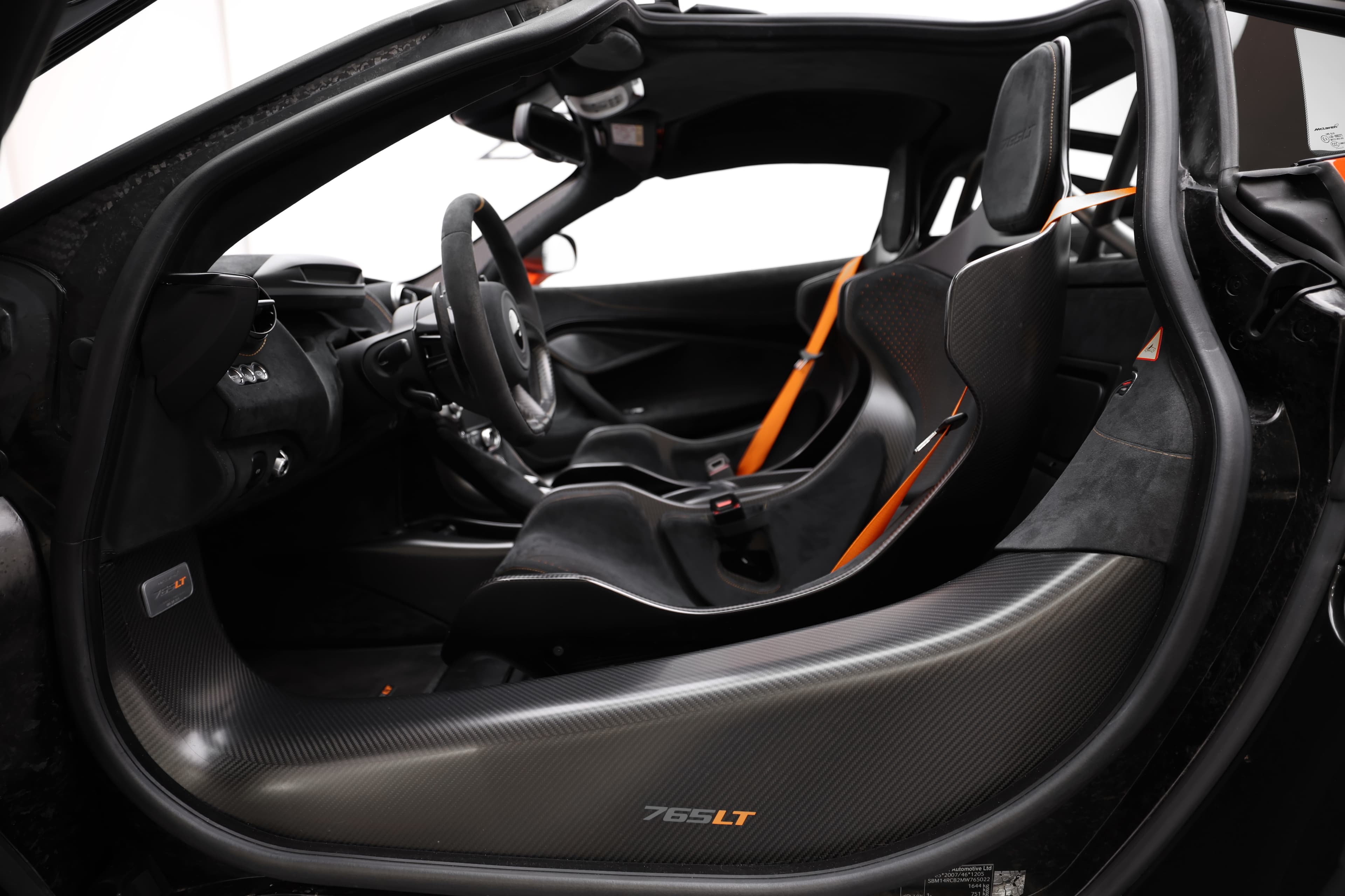  Plongez dans l'intérieur futuriste de la McLaren 765 LT, où le carbone et l'ergonomie se rencontrent pour offrir une expérience de conduite inégalée.