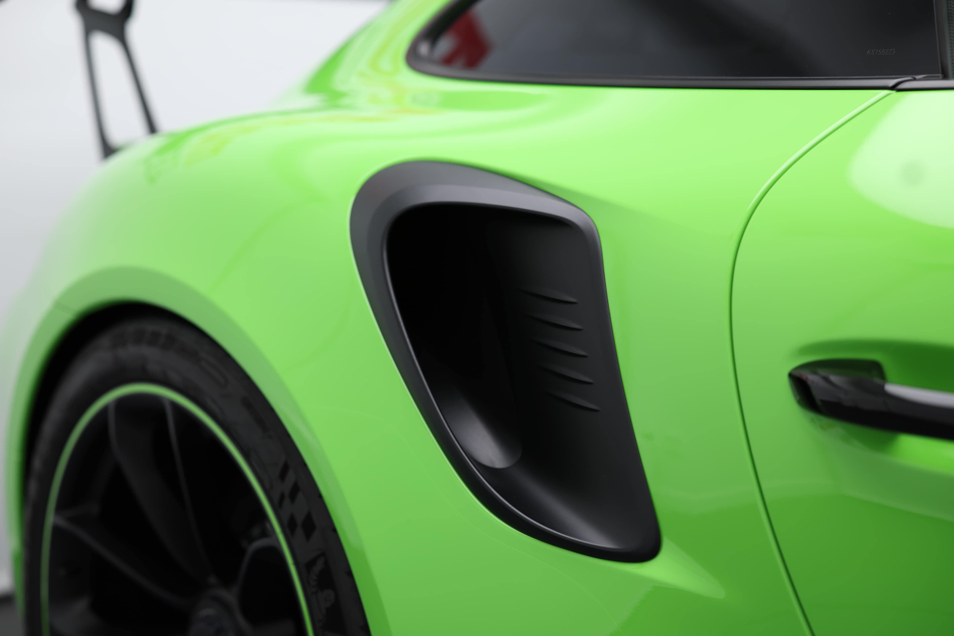 Détail de la prise d’air arrière de la Porsche 911 GT3 RS 991 verte, conçue pour optimiser le refroidissement moteur et renforcer son caractère résolument orienté circuit.