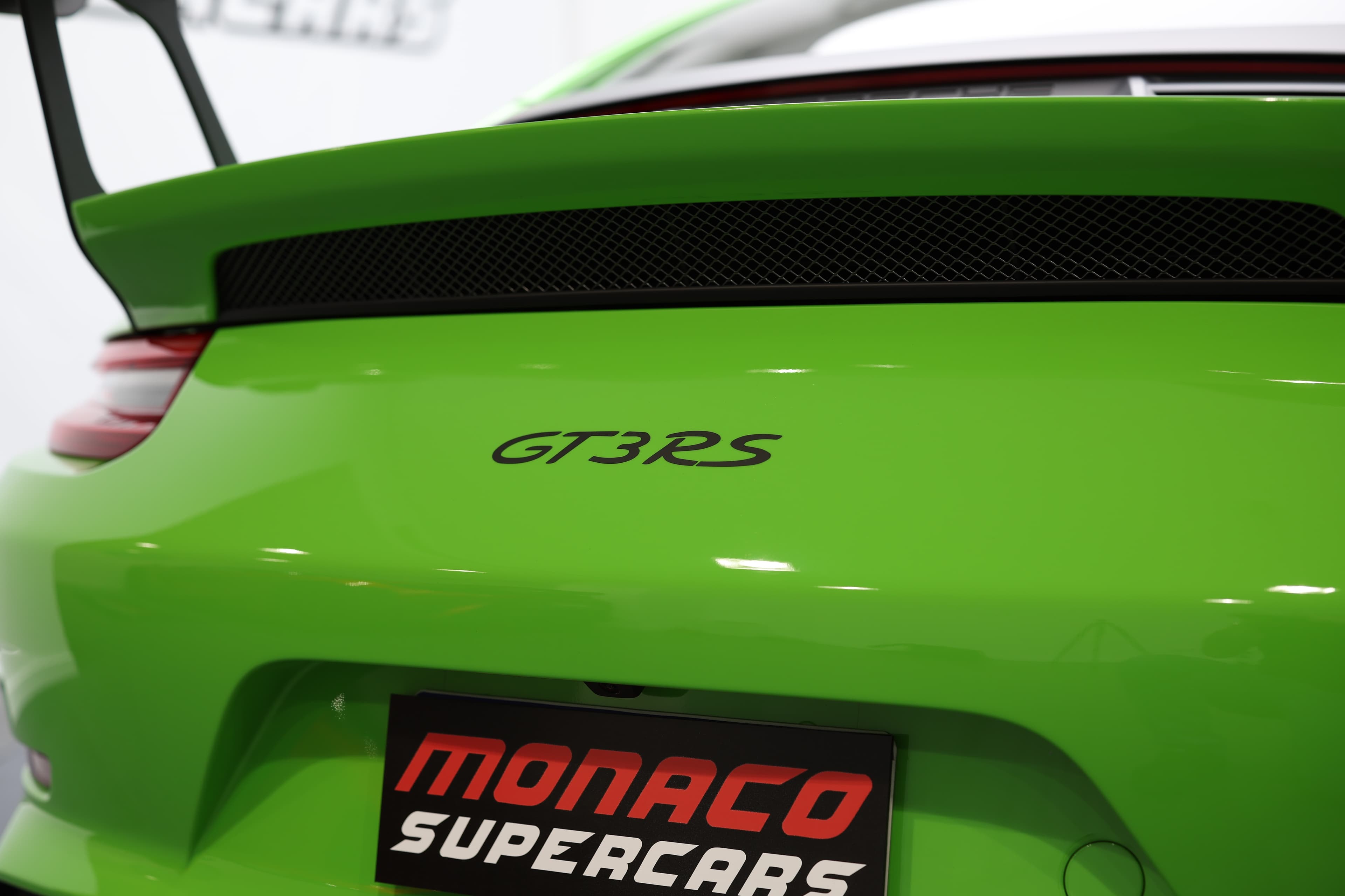 Découvrez la Porsche GT3 RS, une hypercar au design exceptionnel et à la performance inégalée. Visitez notre showroom à Monaco pour explorer cette merveille de l'ingénierie automobile.