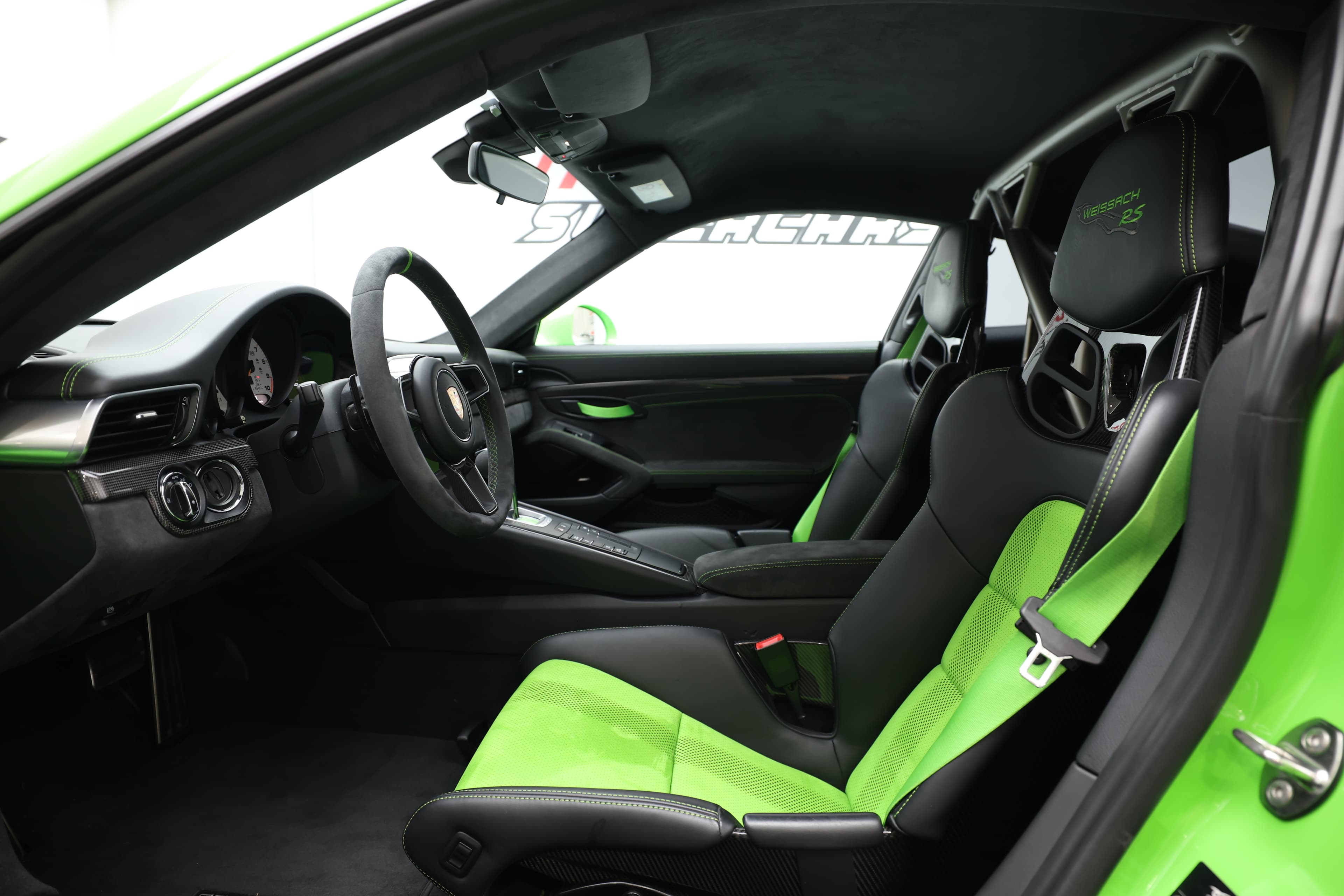 L'arceau de sécurité derrière le siège renforce la protection et améliore la rigidité de la structure. Il souligne également l'orientation vers la performance de la Porsche GT3 RS.