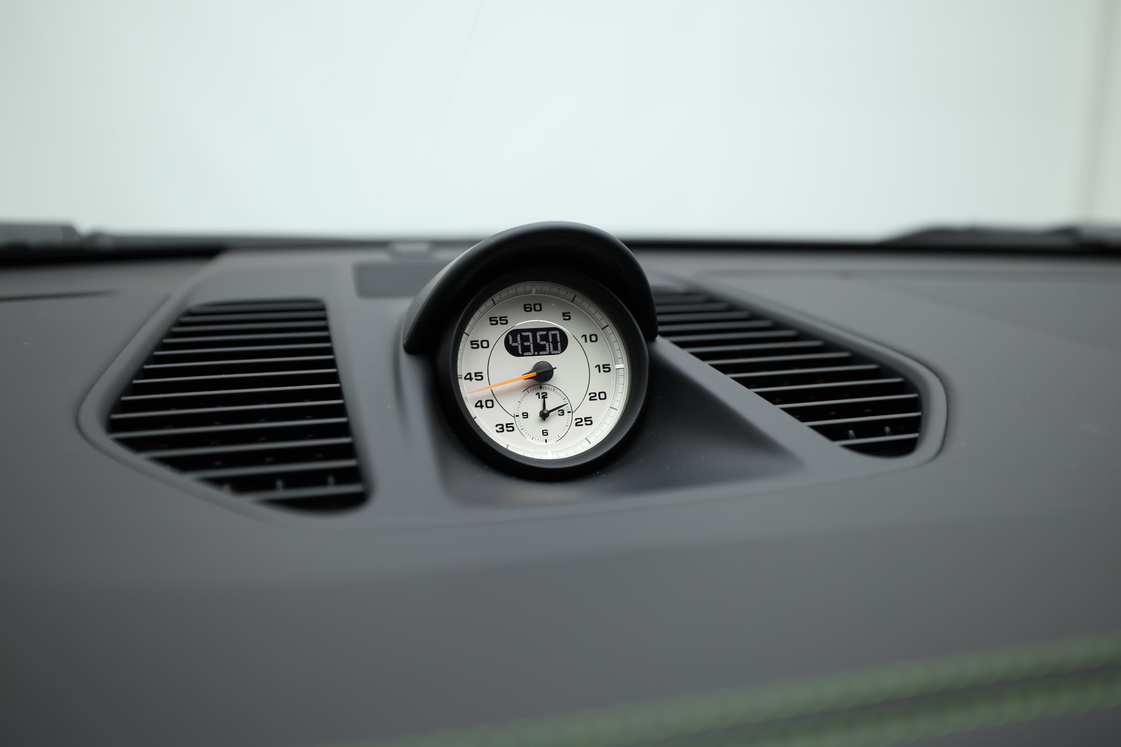 Le chronomètre monté sur le tableau de bord de la Porsche GT3 RS ajoute une fonctionnalité essentielle pour les conducteurs sportifs. Son design classique et sa lisibilité garantissent un suivi précis des performances sur circuit.