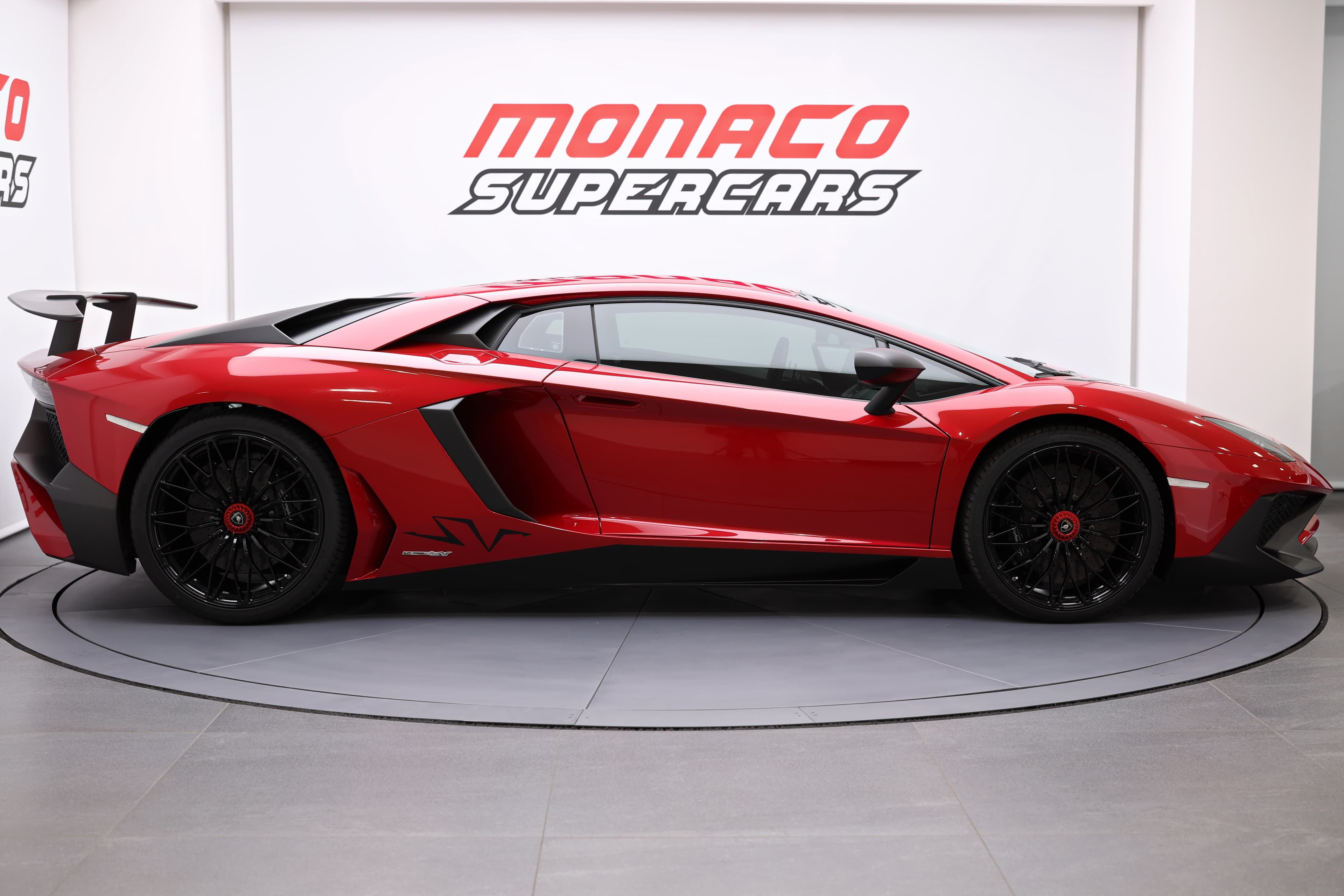 Admirez la silhouette élégante de la Lamborghini Aventador SV, une supercar au design aérodynamique et agressif, équipée d'un moteur V12 puissant, offrant des performances exceptionnelles et une expérience de conduite inégalée, parfaite pour les passionnés de vitesse et de luxe
