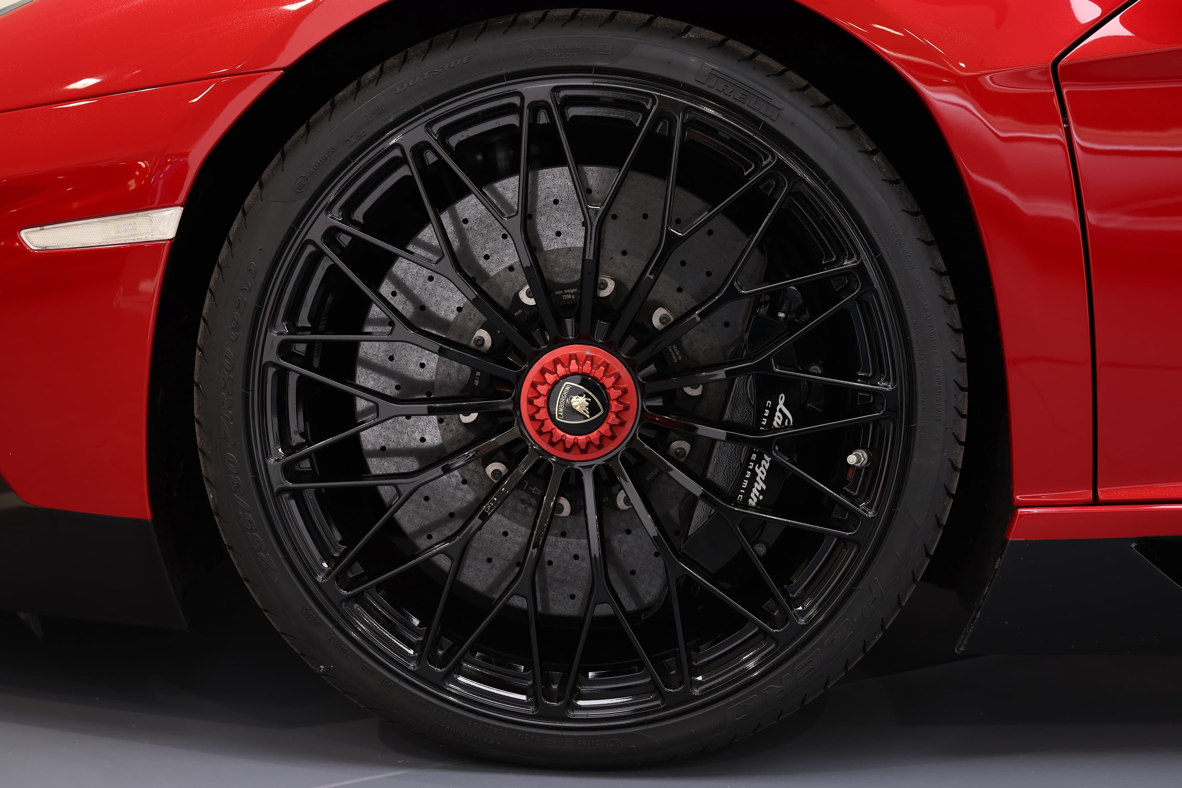 Admirez les jantes distinctives de la Lamborghini Aventador SV, alliant élégance et performance, conçues pour offrir une adhérence optimale et un style saisissant sur la route.