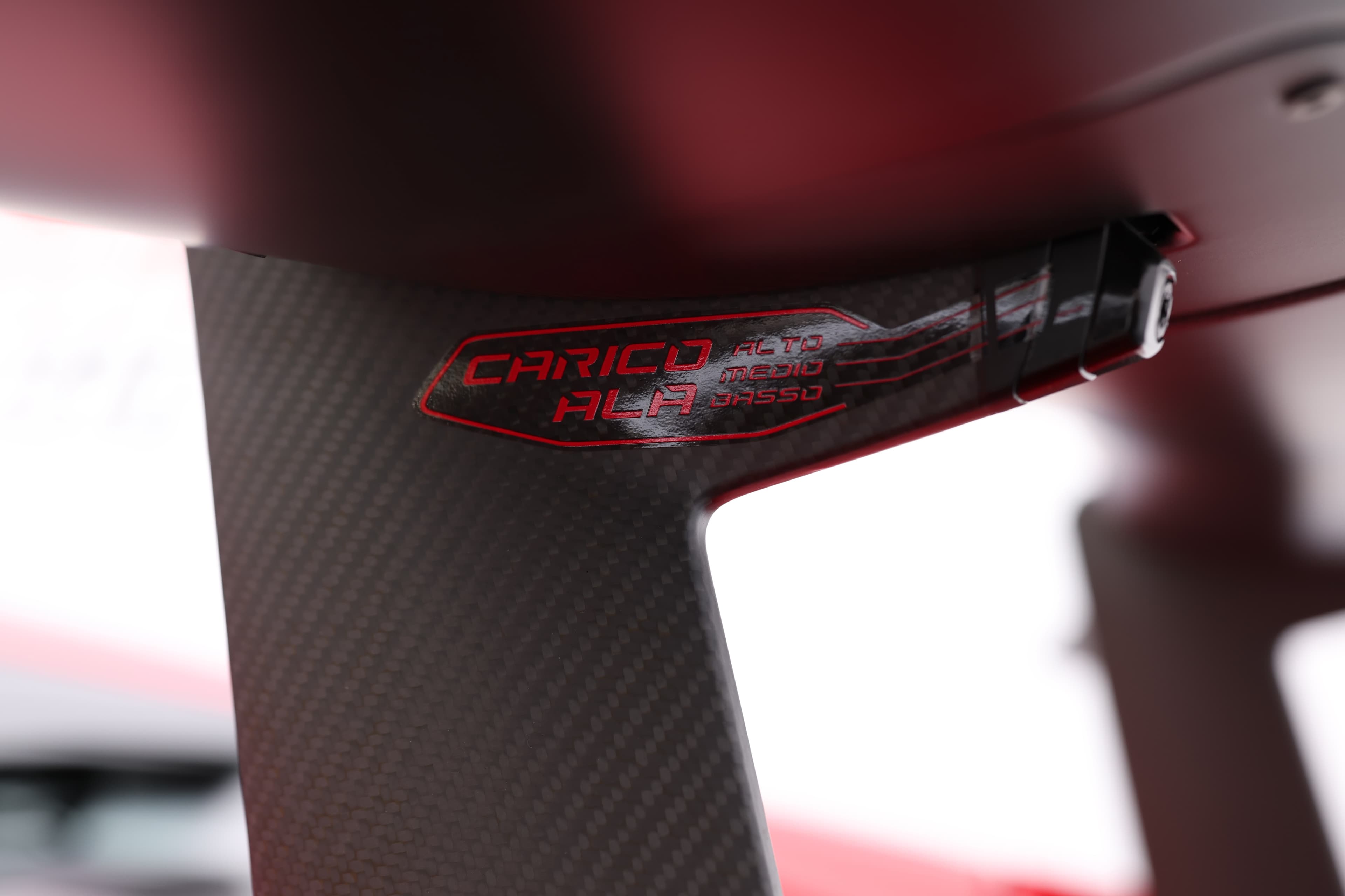 Découvrez le détail du support de l'aileron arrière de la Lamborghini Aventador SV, mettant en avant la technologie avancée et l'utilisation de matériaux en carbone, soulignant l'engagement de la marque envers la performance.