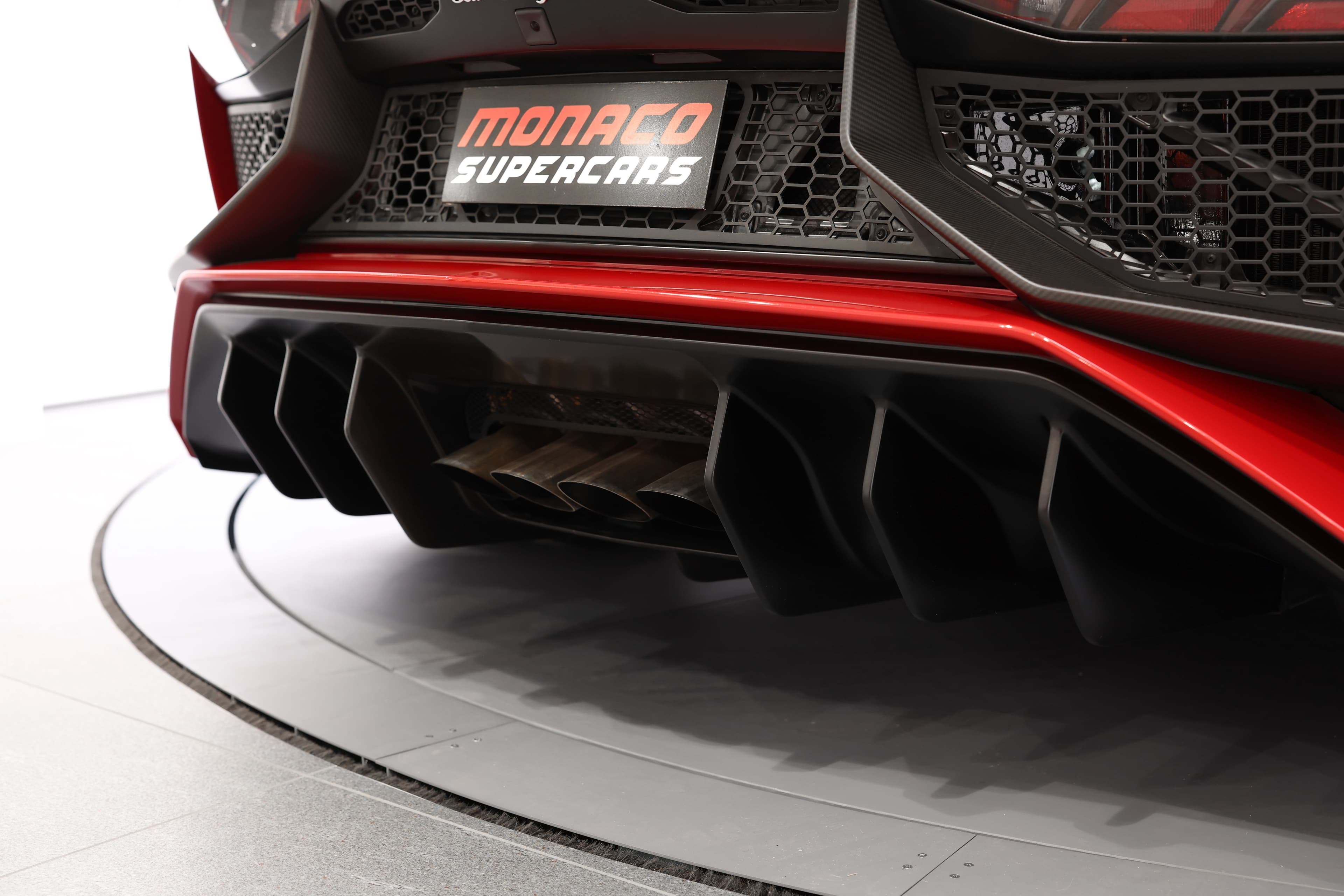 Examinez le diffuseur arrière de la Lamborghini Aventador SV, un élément essentiel pour la gestion aérodynamique, qui accentue non seulement le style agressif de la voiture, mais contribue également à sa performance exceptionnelle sur circuit.