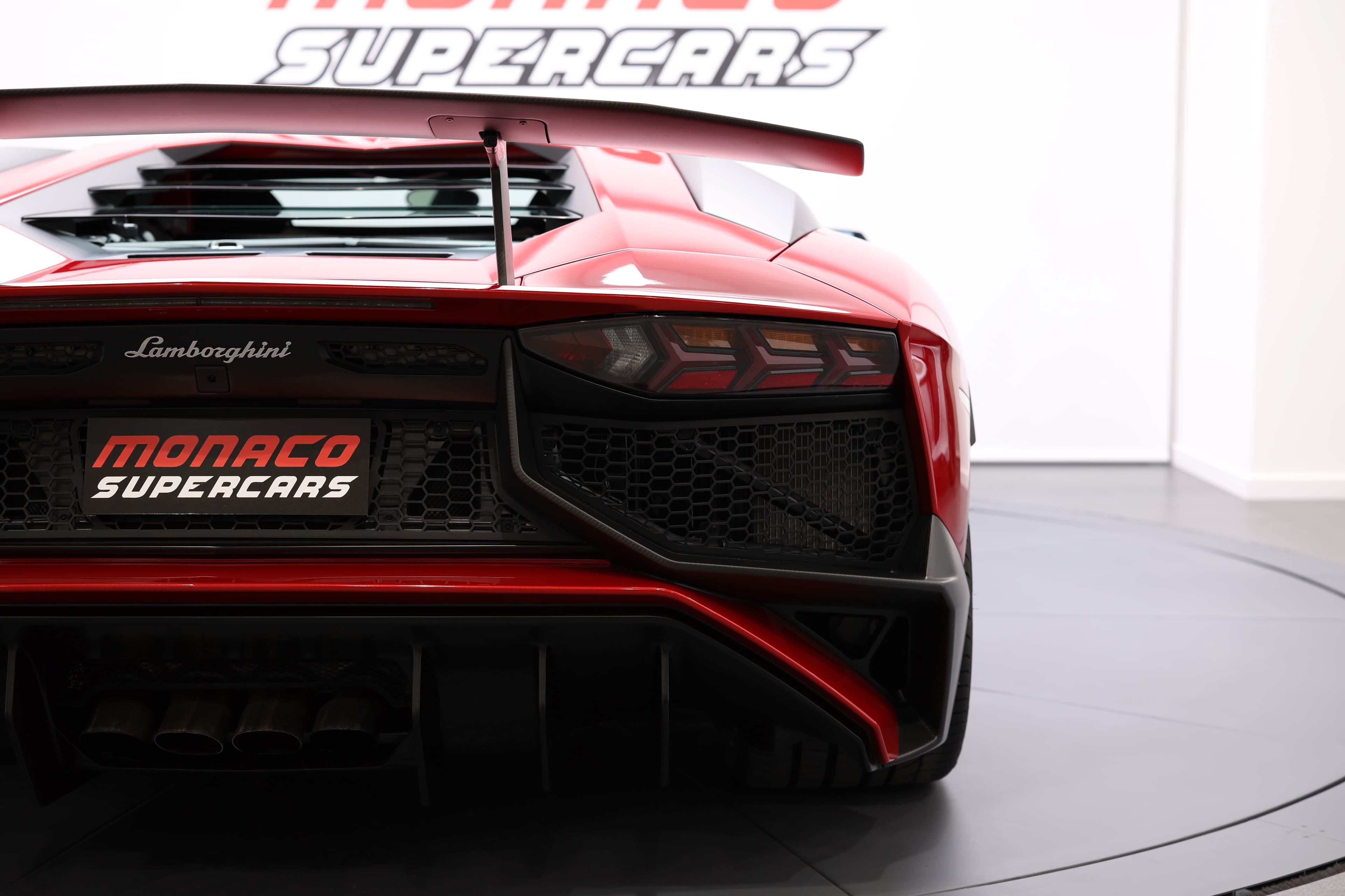 Admirez l'arrière de la Lamborghini Aventador SV, où le design audacieux s'allie à la technologie avancée, avec un aileron qui optimise l'appui aérodynamique tout en soulignant son caractère sportif.
