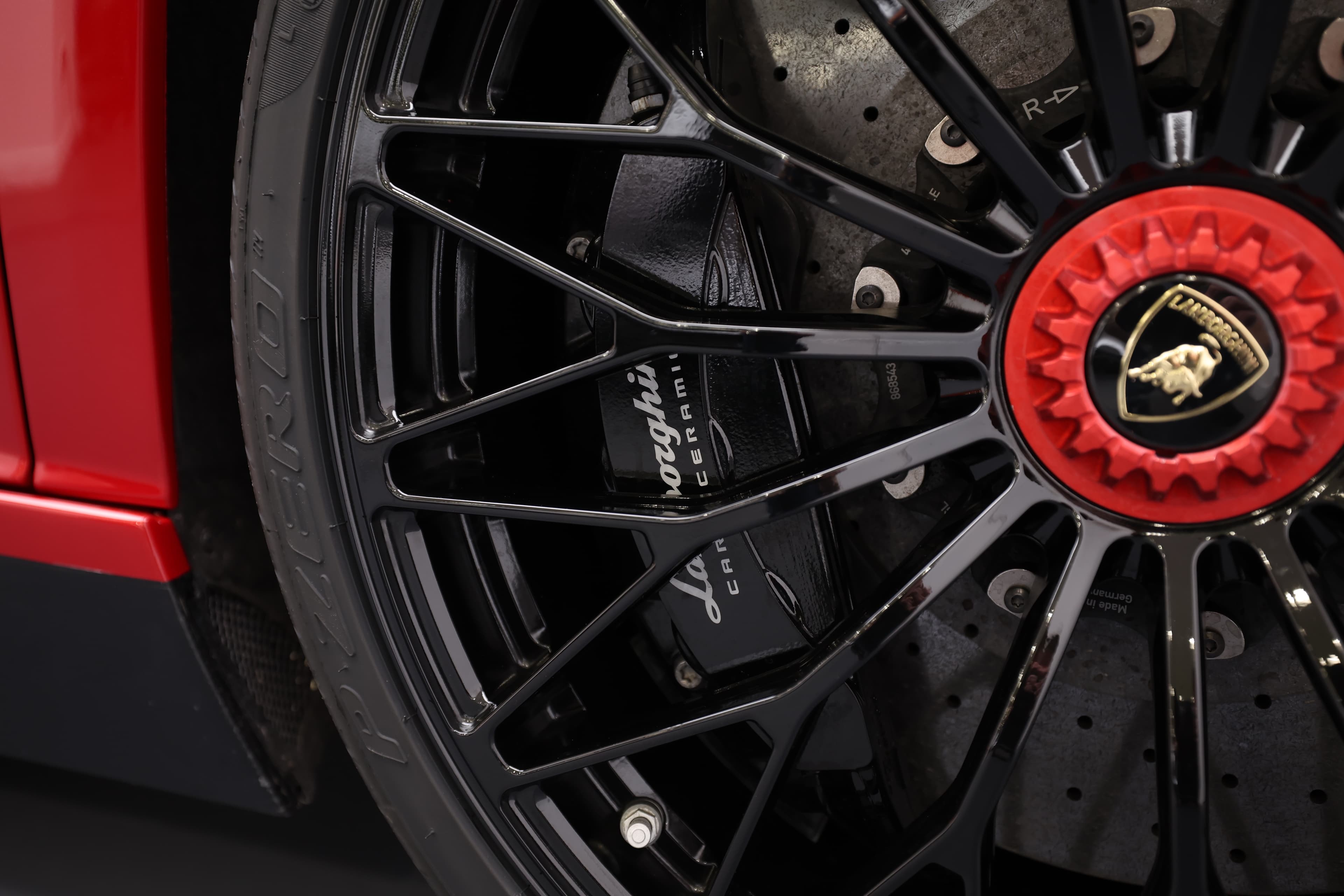 Jante Lamborghini sportive en design haut de gamme, idéale pour passionnés de voitures de luxes