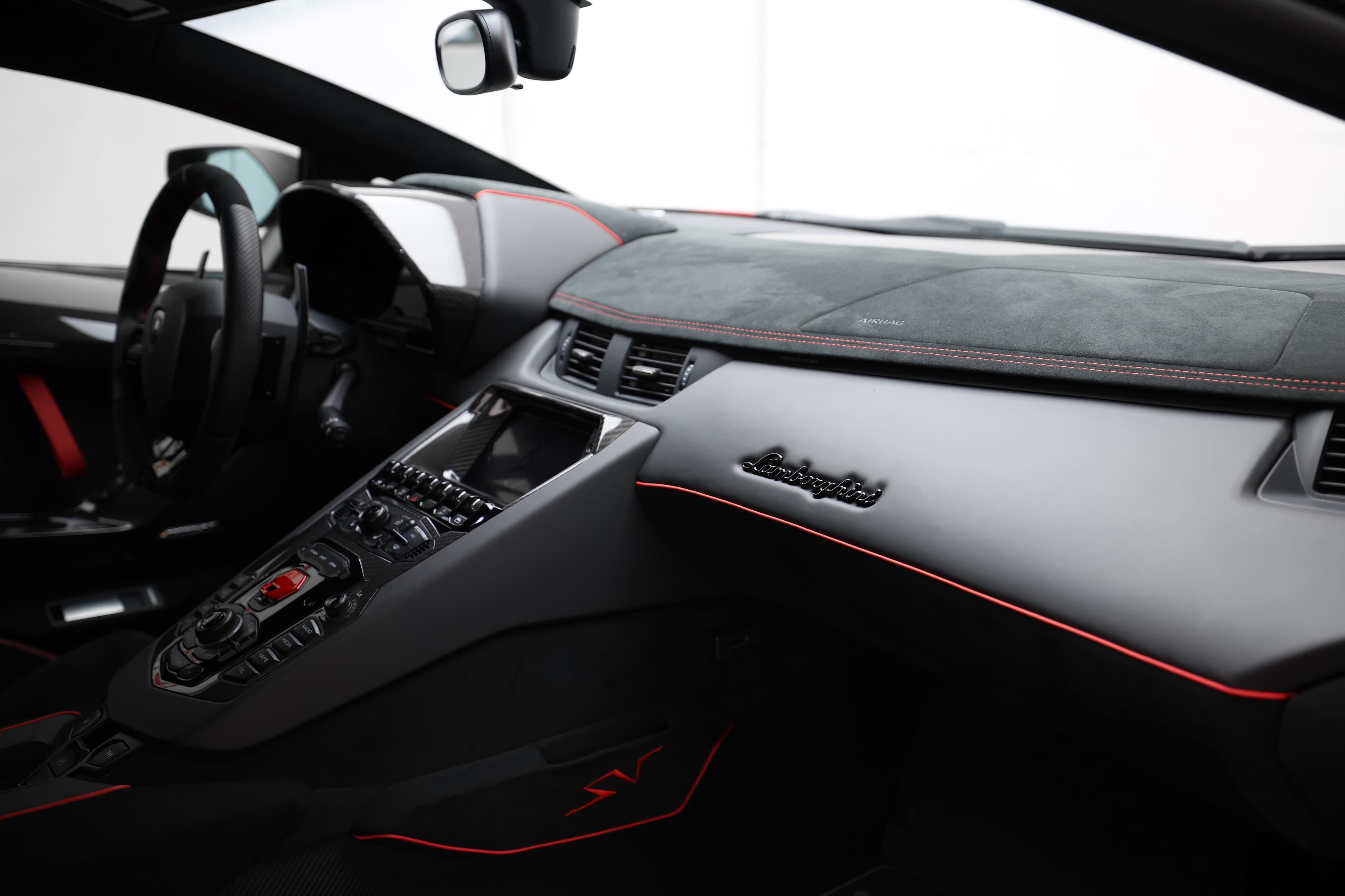 Console centrale de Lamborghini avec finitions haut de gamme, alliant technologie avancée et design raffiné.