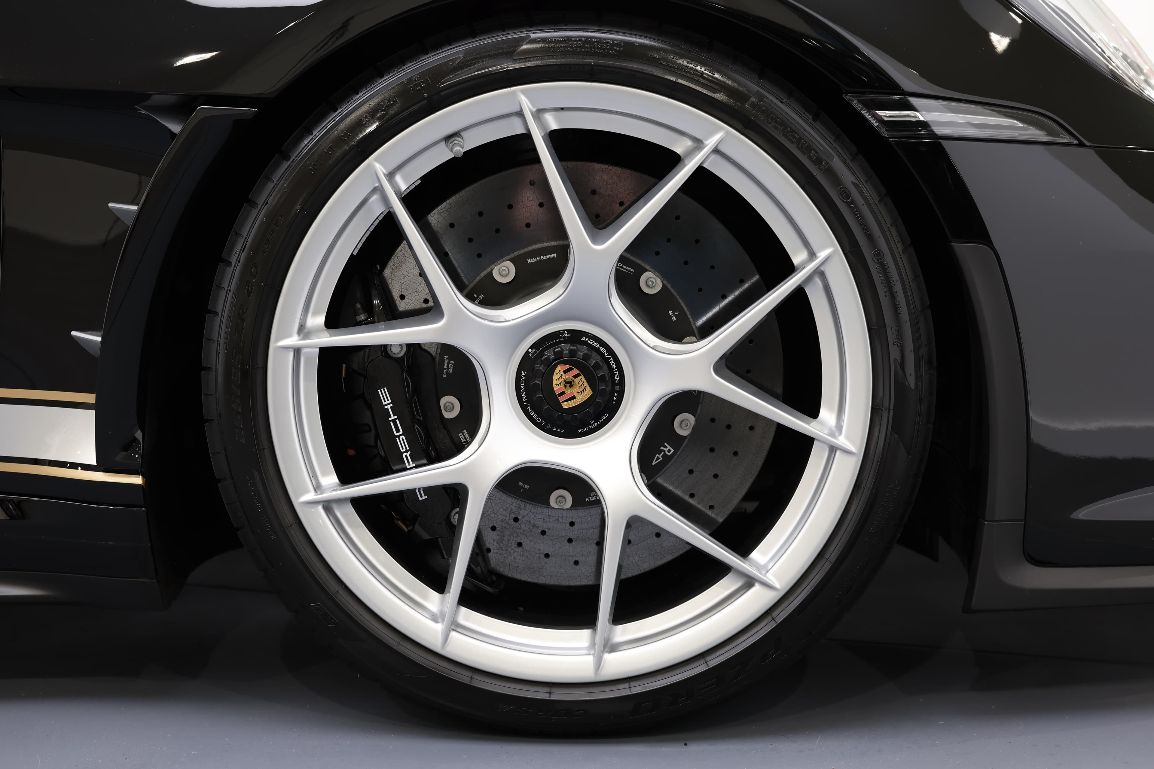 Détail de la jante de la Porsche 911 en noir, mettant en avant son design sportif et ses freins hautes performances, symbole de puissance et d'ingénierie de précision.