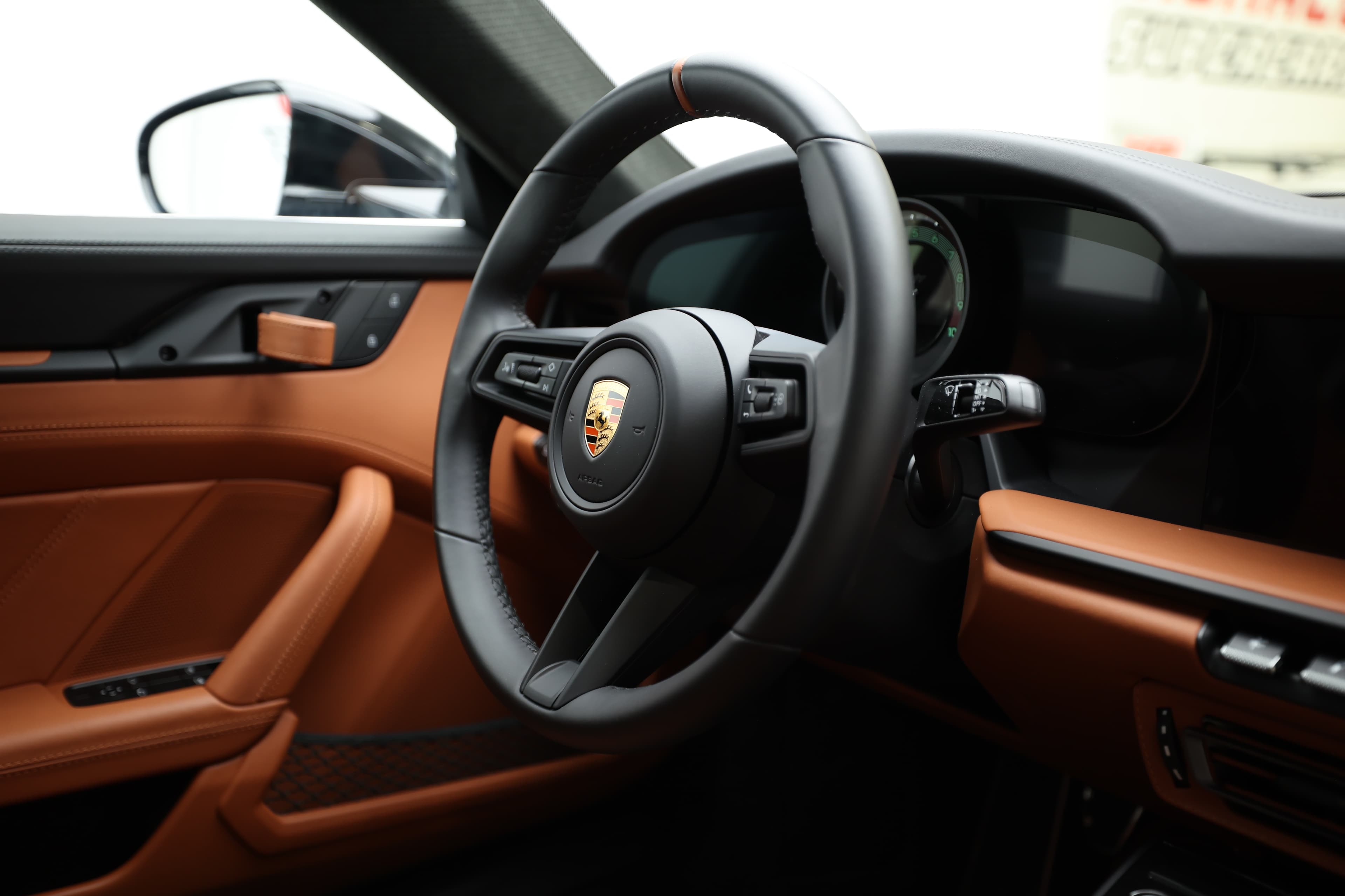 Un volant sportif avec un design ergonomique et des accents en cuir, intégrant le logo emblématique, offrant à la fois contrôle et confort, tout en complétant l'intérieur élégant et dynamique du véhicule.